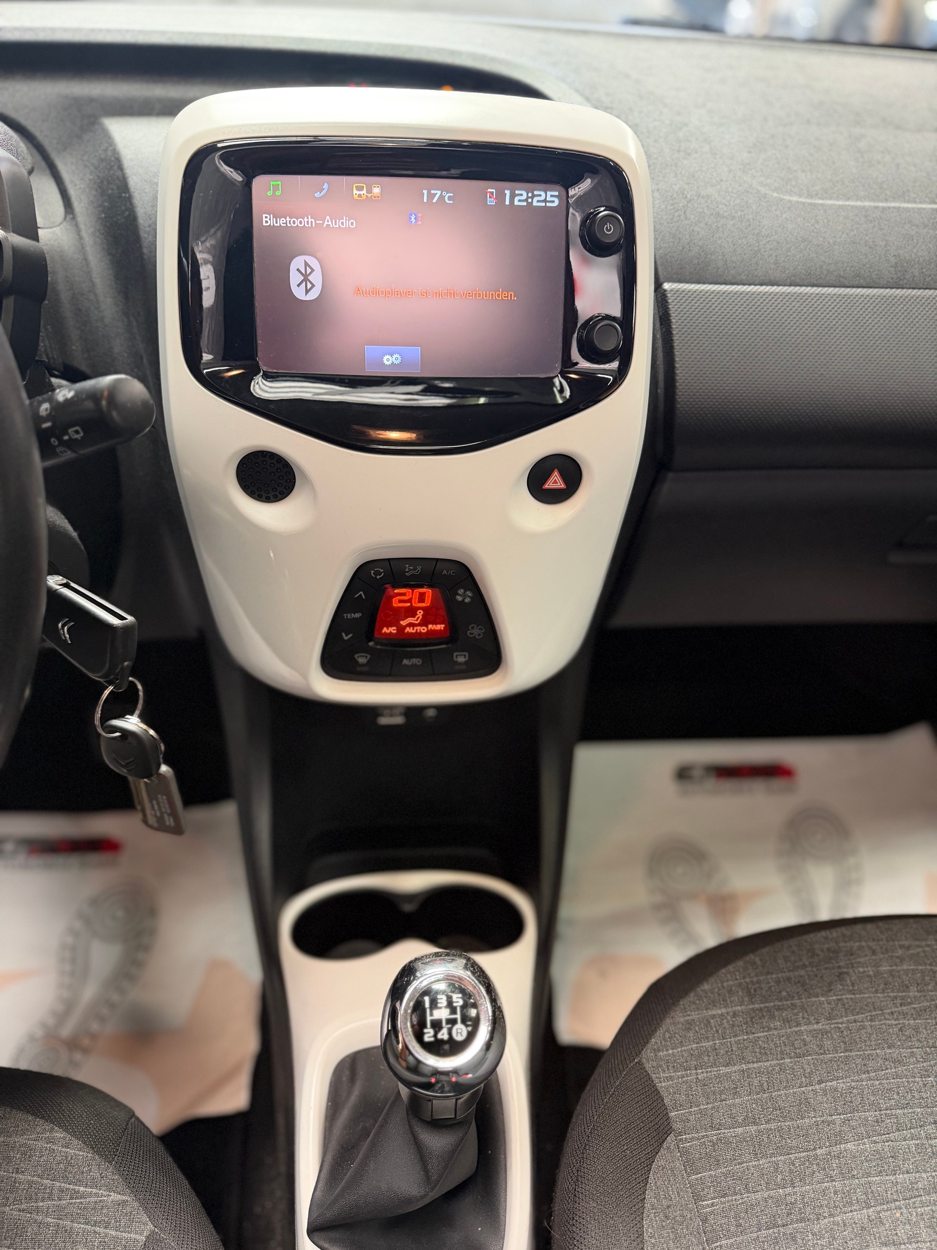 CITROEN C1 1.2 VTi Shine Airscape-image-11
