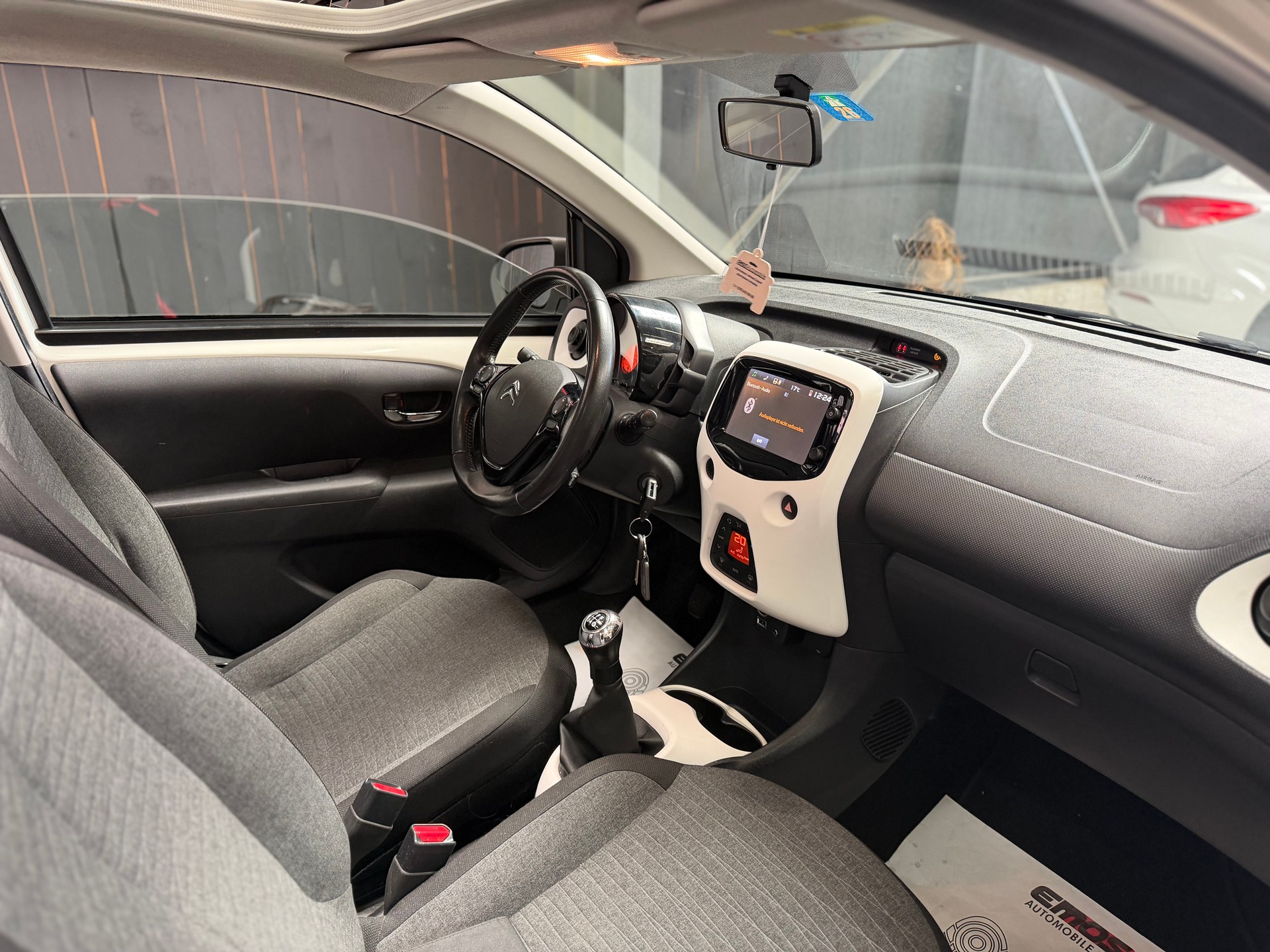 CITROEN C1 1.2 VTi Shine Airscape-image-8