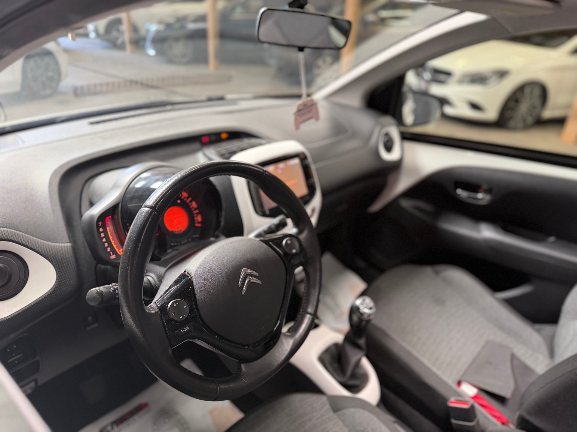 CITROEN C1 1.2 VTi Shine Airscape-image-9