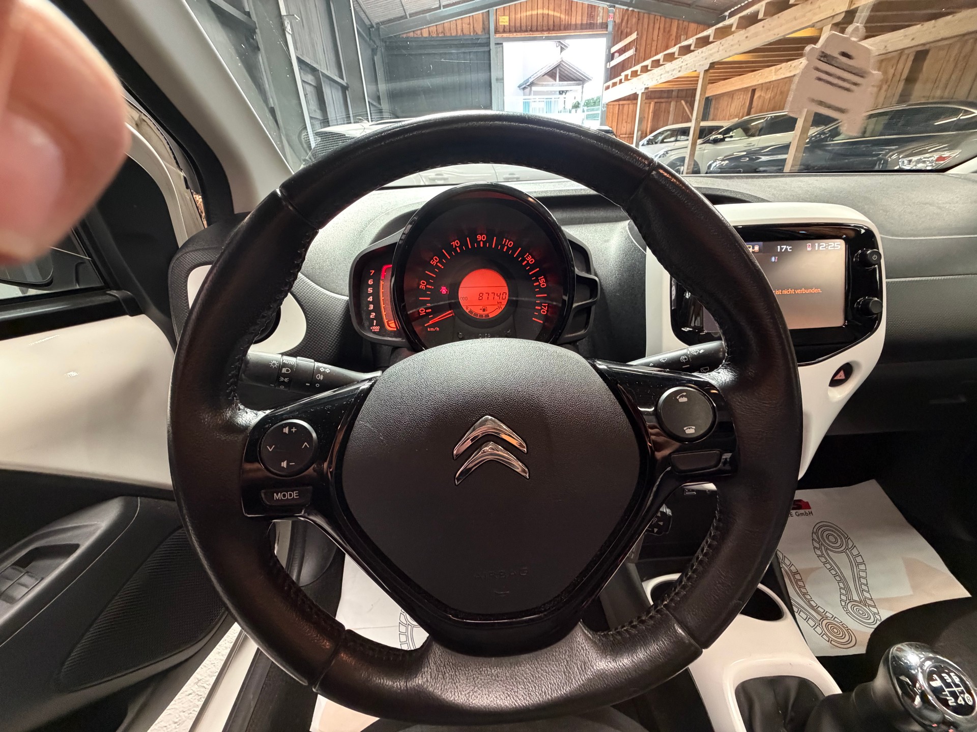 CITROEN C1 1.2 VTi Shine Airscape-image-12