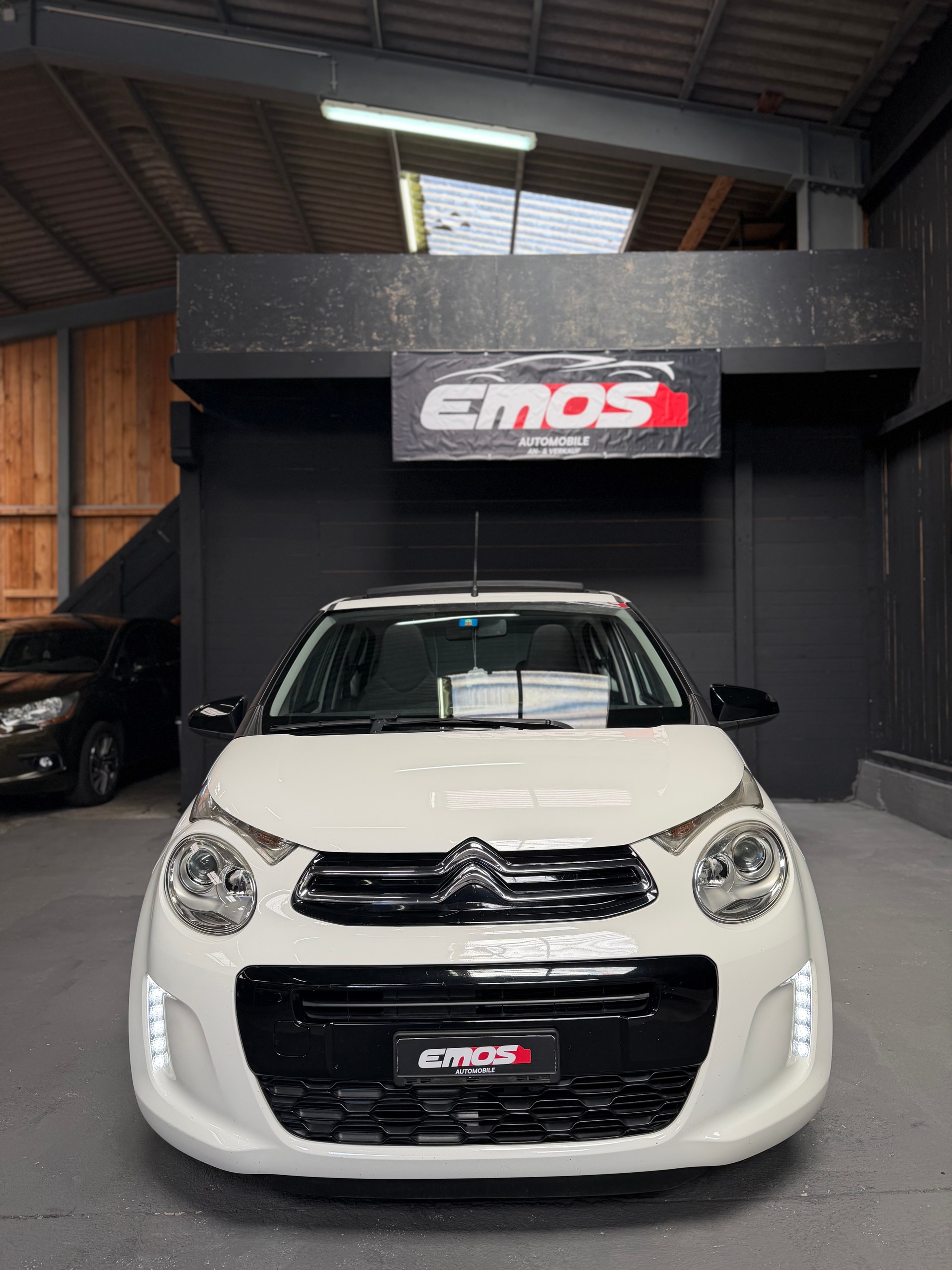 CITROEN C1 1.2 VTi Shine Airscape-image-1