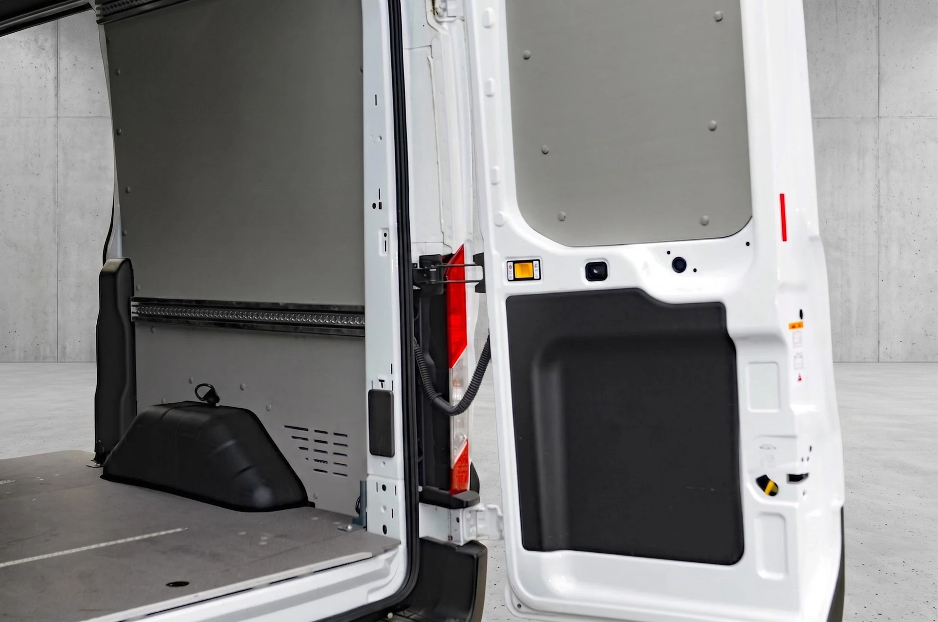FORD E-Transit Van 350 L2 Trend RWD 68kWh-image-21