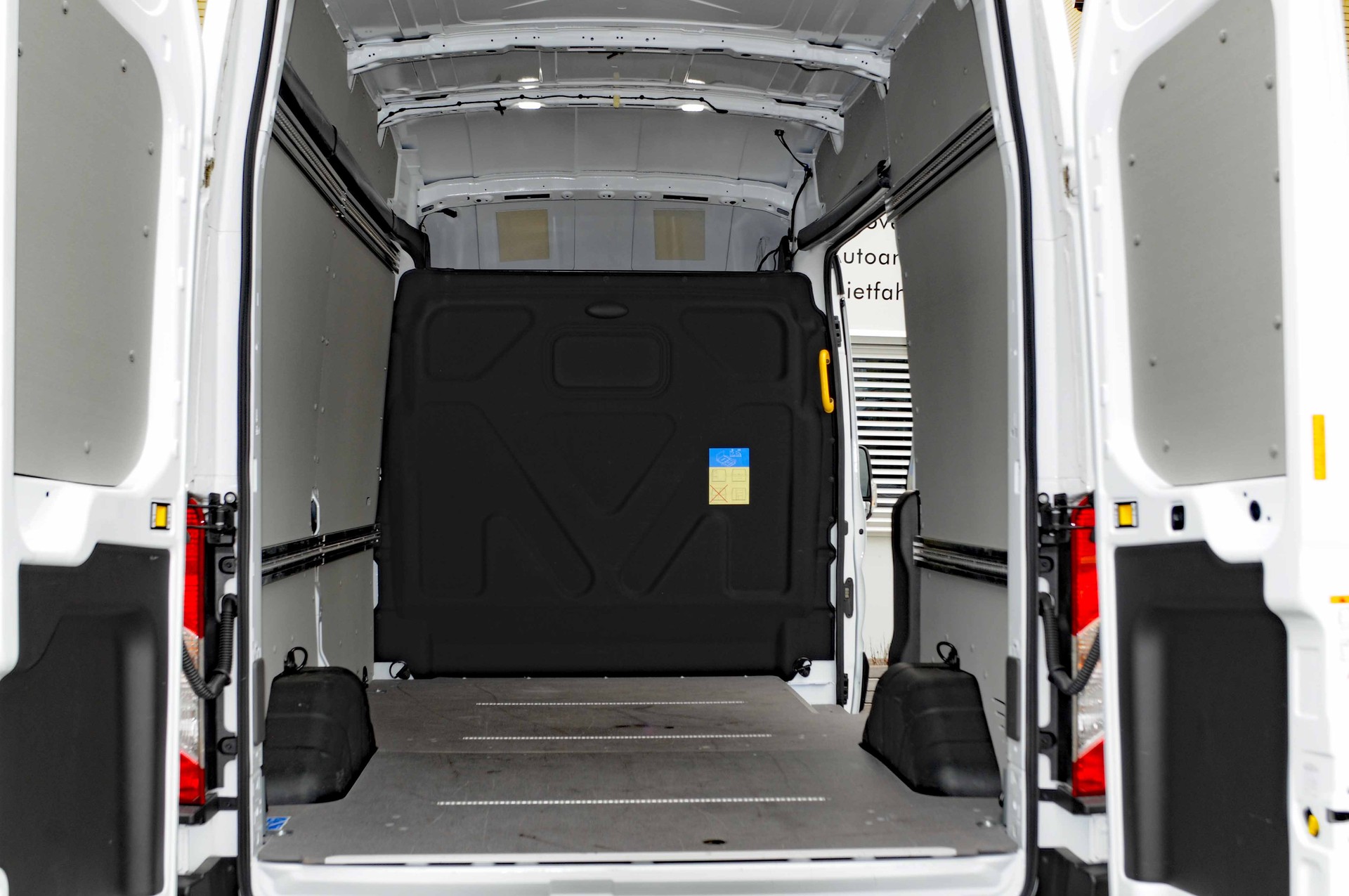 FORD E-Transit Van 350 L2 Trend RWD 68kWh-image-23