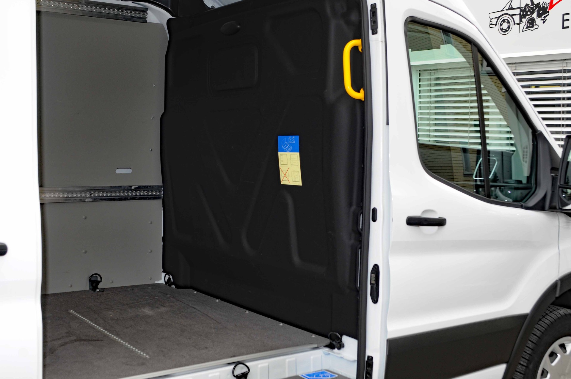 FORD E-Transit Van 350 L2 Trend RWD 68kWh-image-24