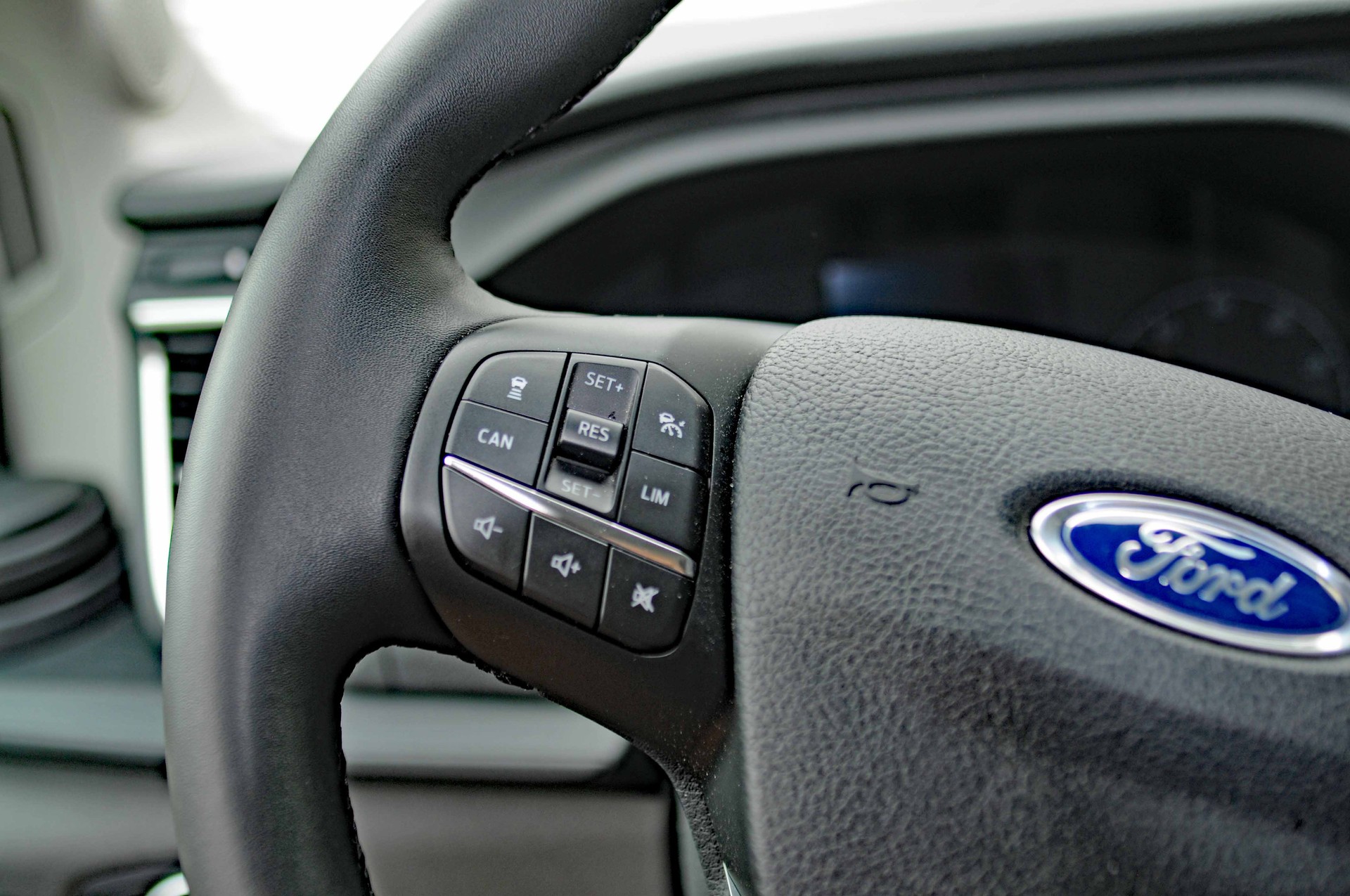 FORD E-Transit Van 350 L2 Trend RWD 68kWh-image-17