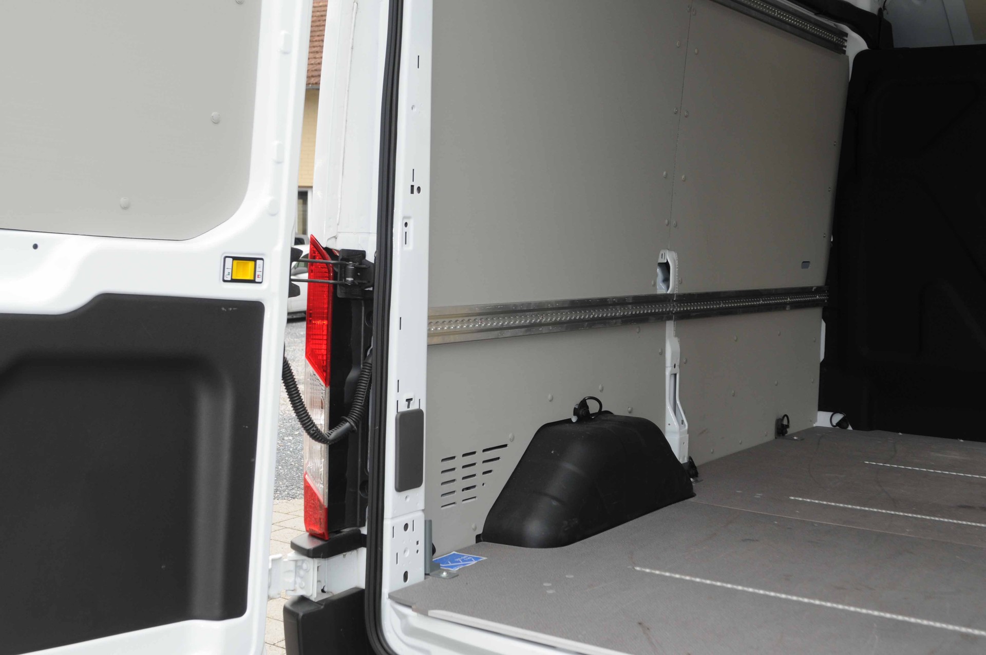 FORD E-Transit Van 350 L2 Trend RWD 68kWh-image-22