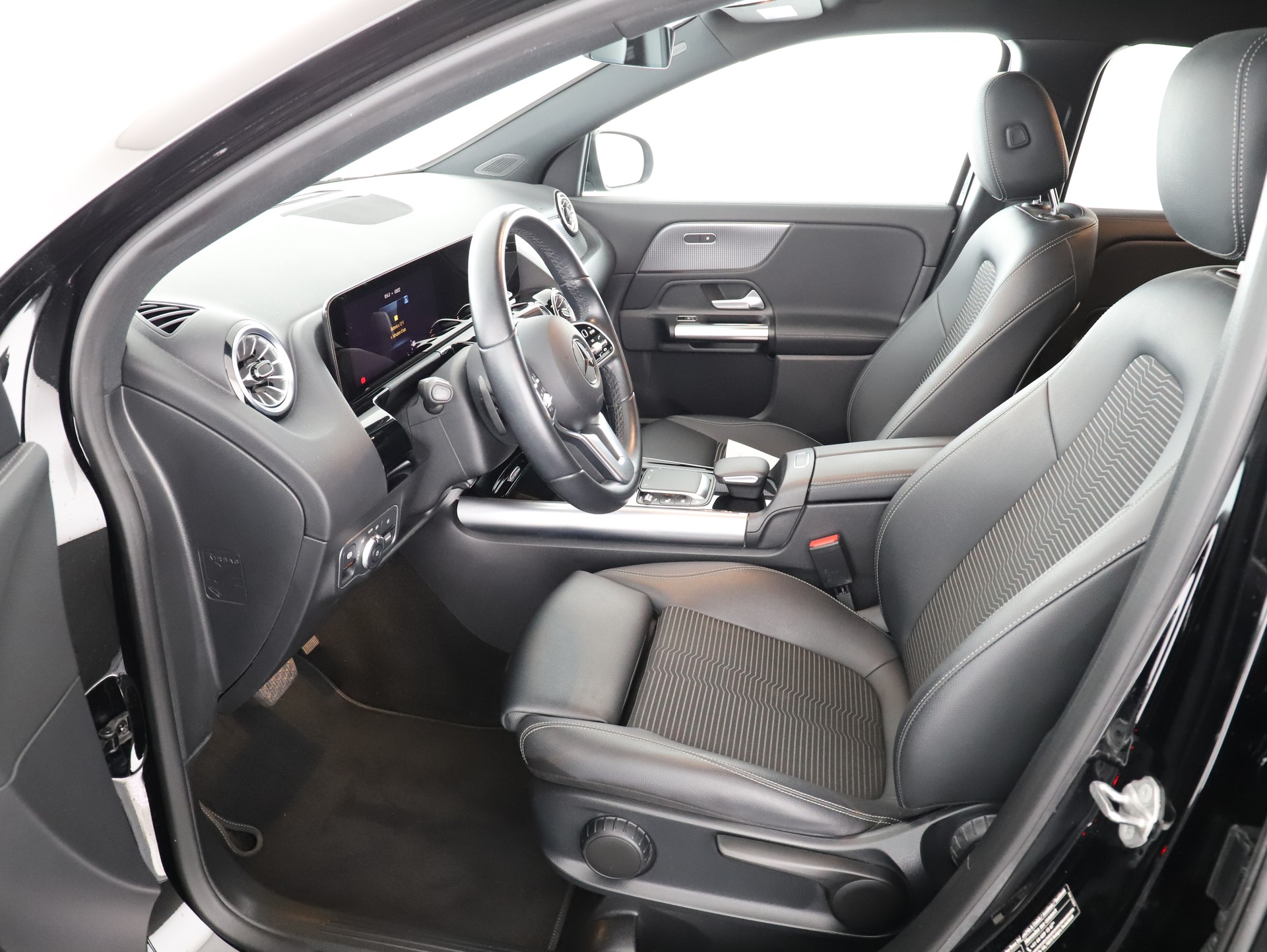MERCEDES-BENZ GLA 200 Progressive-image-8