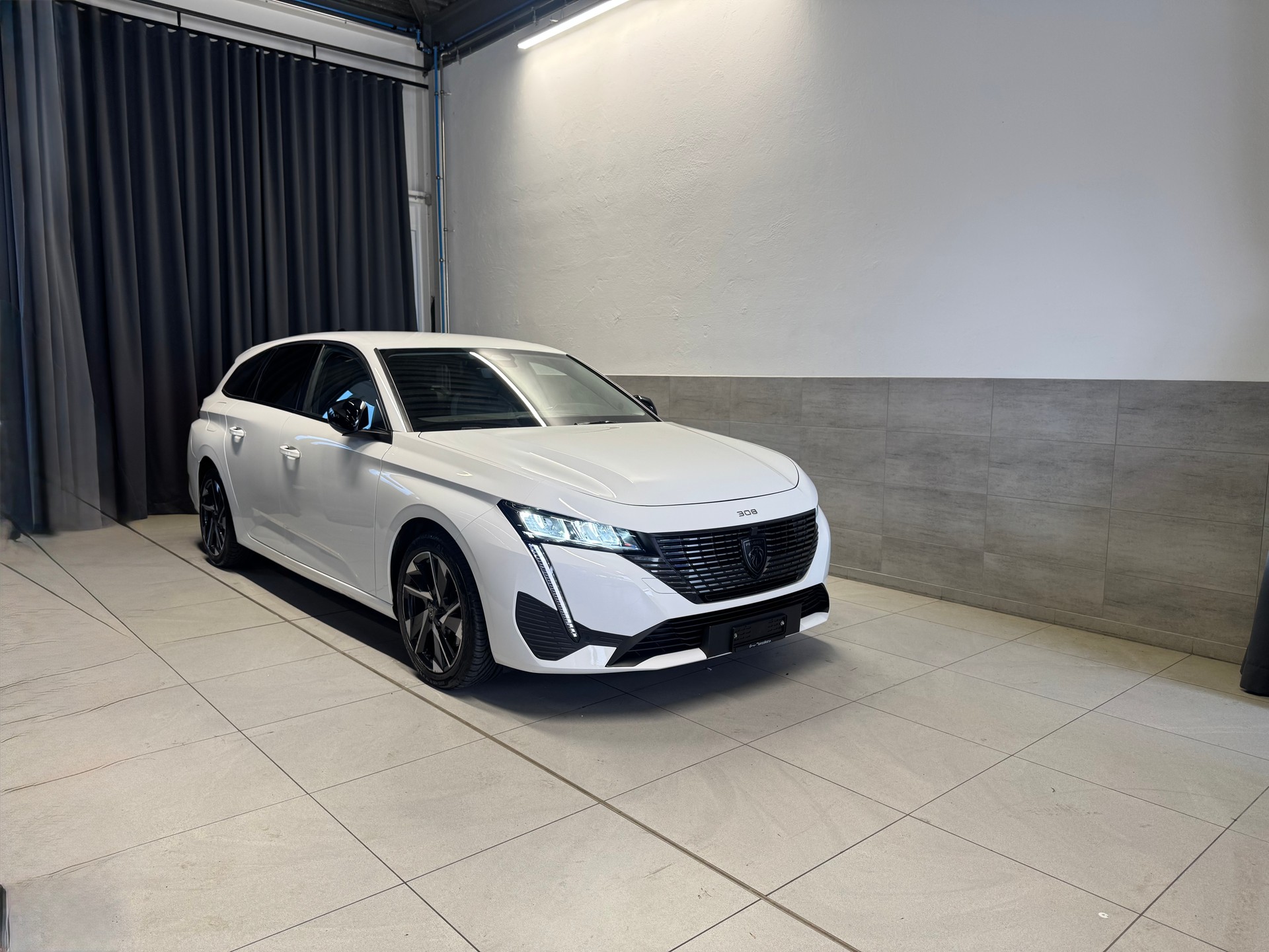 PEUGEOT 308 SW 1.5 BlueHDI Allure Pack EAT8 (14)-image-0