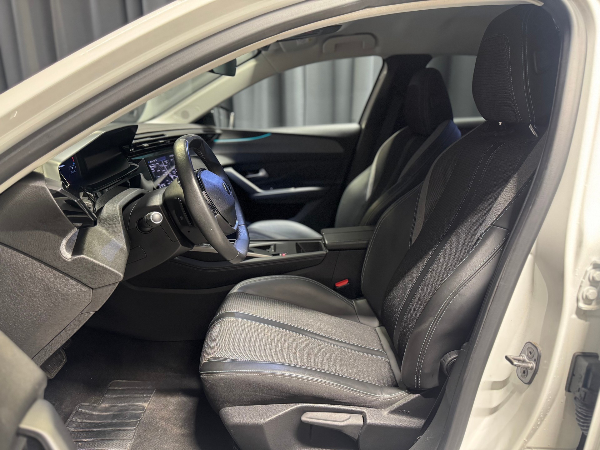 PEUGEOT 308 SW 1.5 BlueHDI Allure Pack EAT8 (14)-image-6