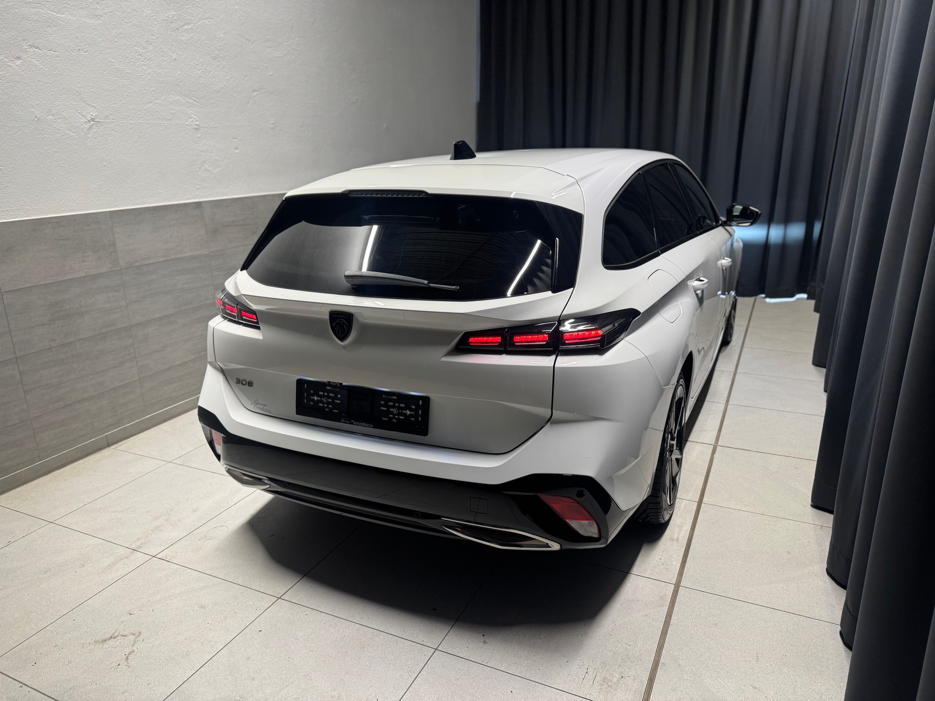 PEUGEOT 308 SW 1.5 BlueHDI Allure Pack EAT8 (14)-image-5