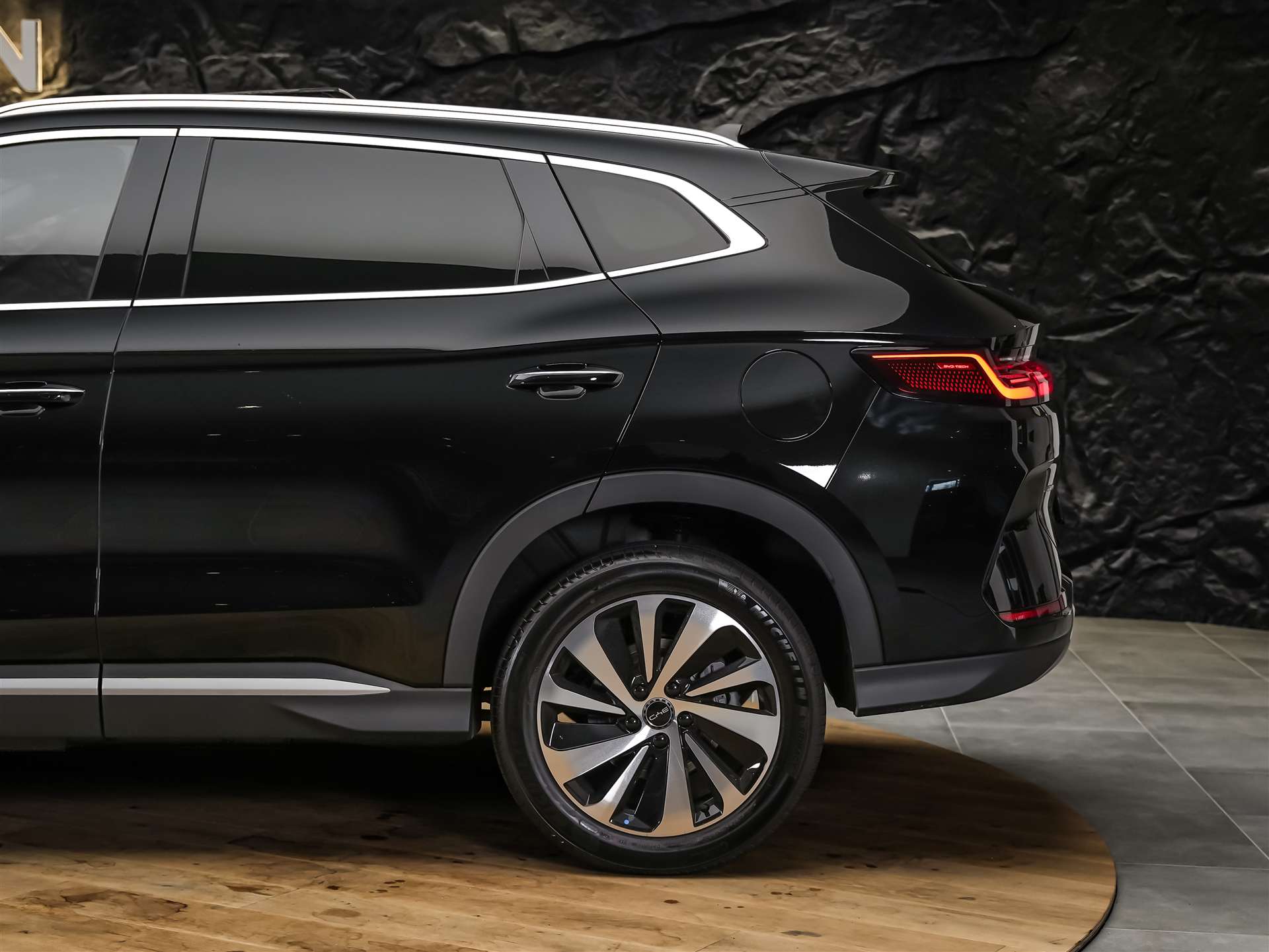 BYD Seal U DM-i Design AWD *SOFORT Verfügbar*Werksgarantie*Lenkradheizung*Sitzbelüftung*360° Kamera*-image-18