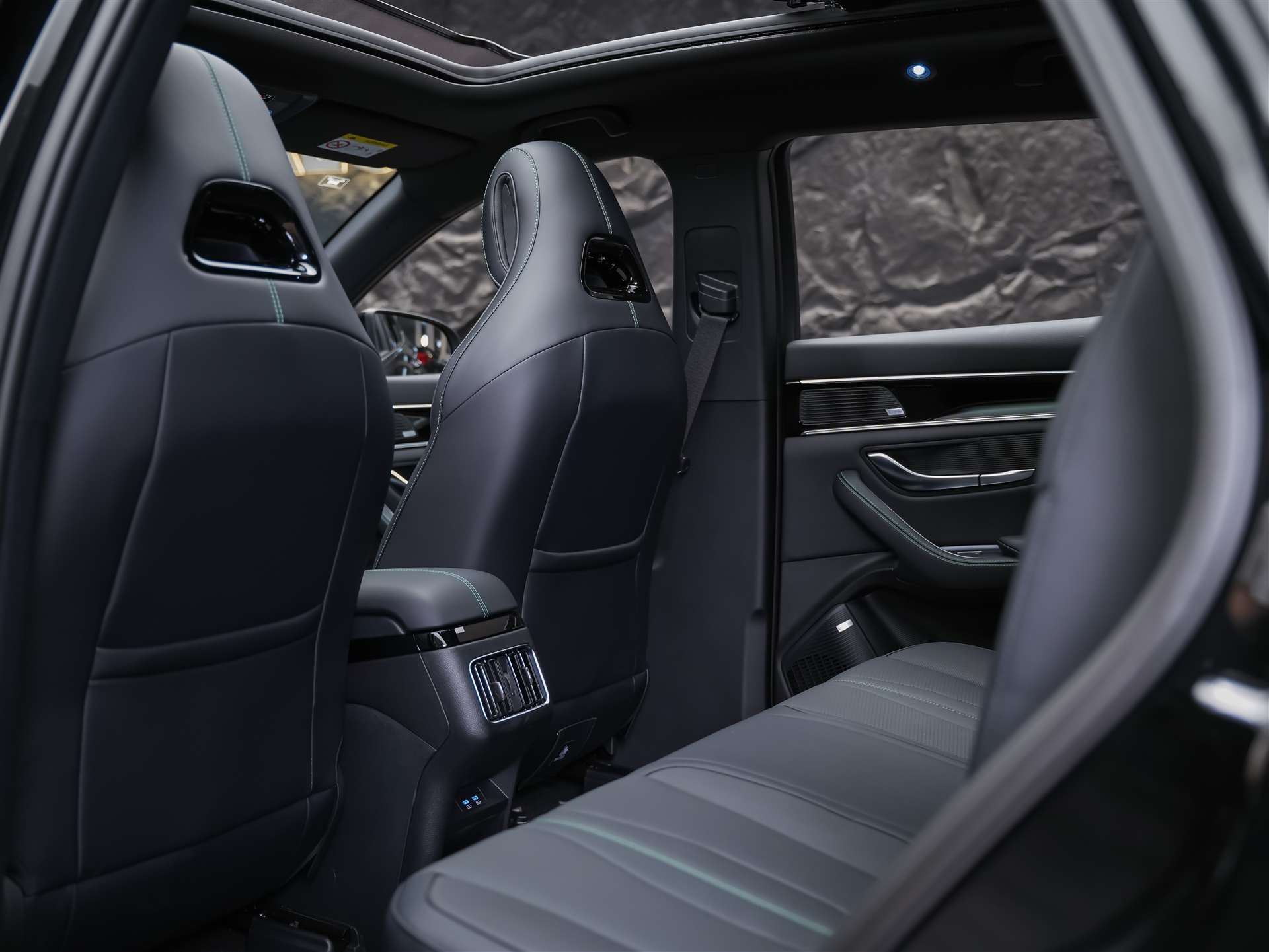 BYD Seal U DM-i Design AWD *SOFORT Verfügbar*Werksgarantie*Lenkradheizung*Sitzbelüftung*360° Kamera*-image-11