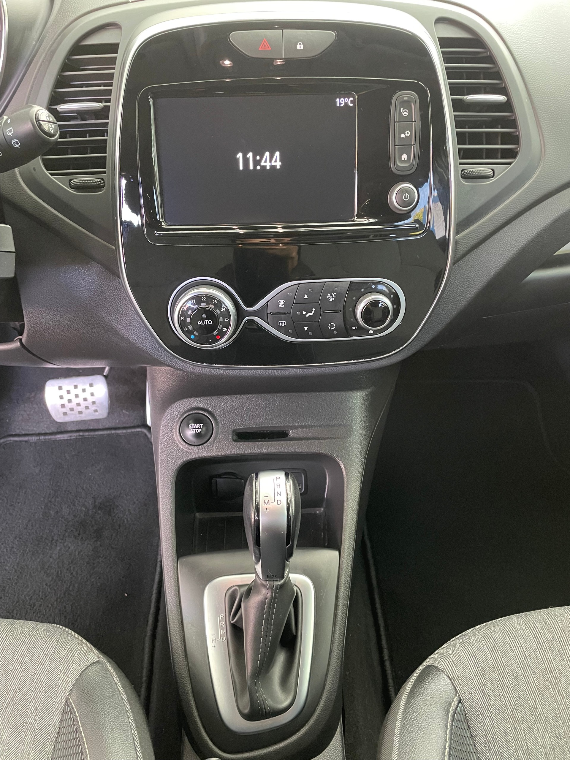 RENAULT Captur 1.2 T 16V 90th Anniversary EDC-image-10