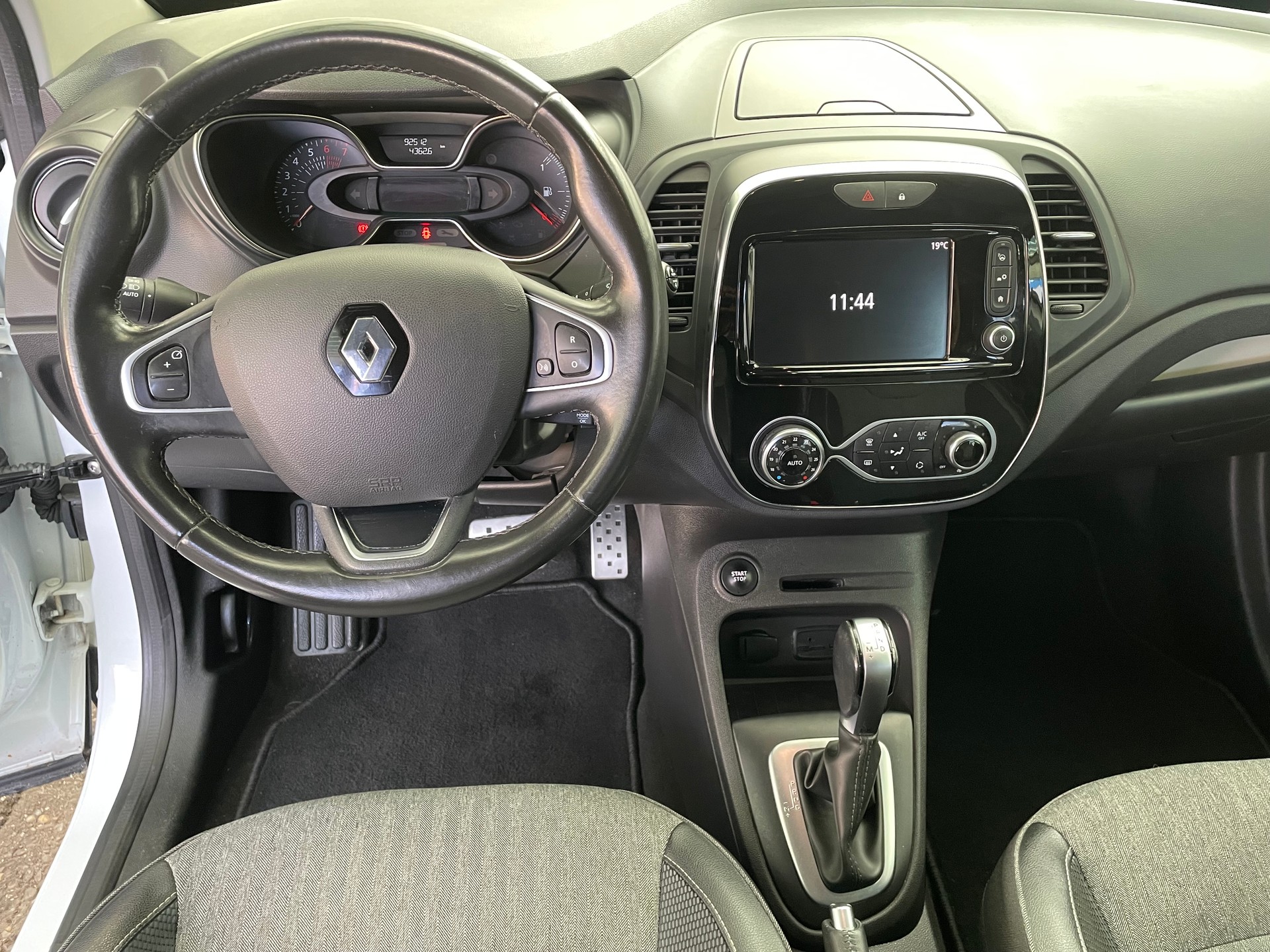 RENAULT Captur 1.2 T 16V 90th Anniversary EDC-image-9