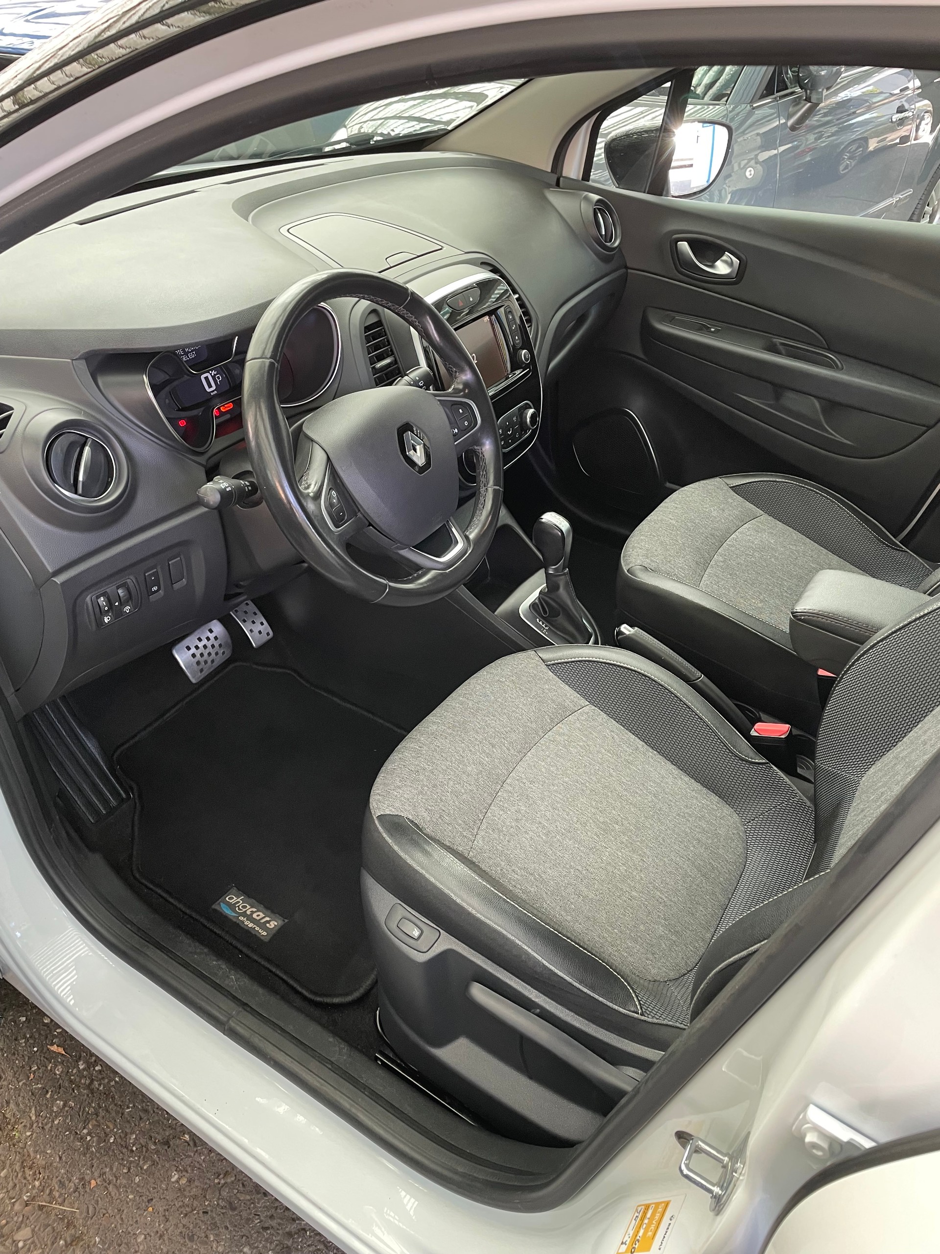 RENAULT Captur 1.2 T 16V 90th Anniversary EDC-image-6