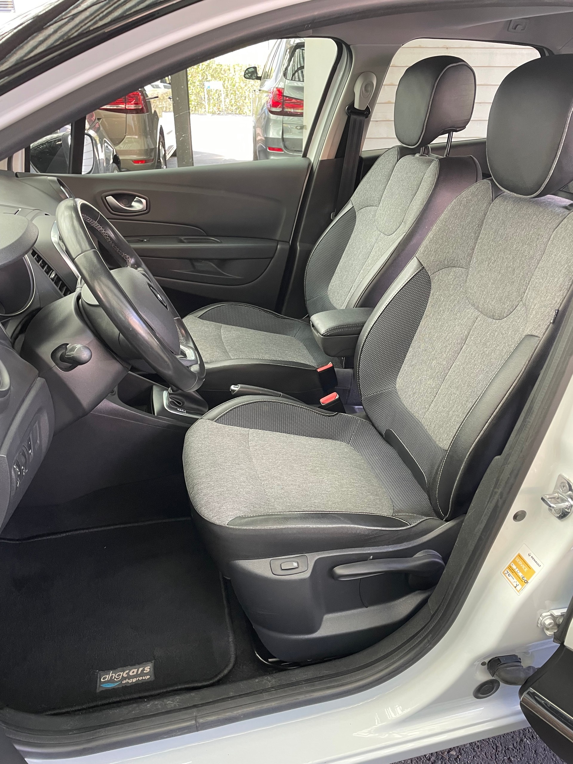 RENAULT Captur 1.2 T 16V 90th Anniversary EDC-image-7
