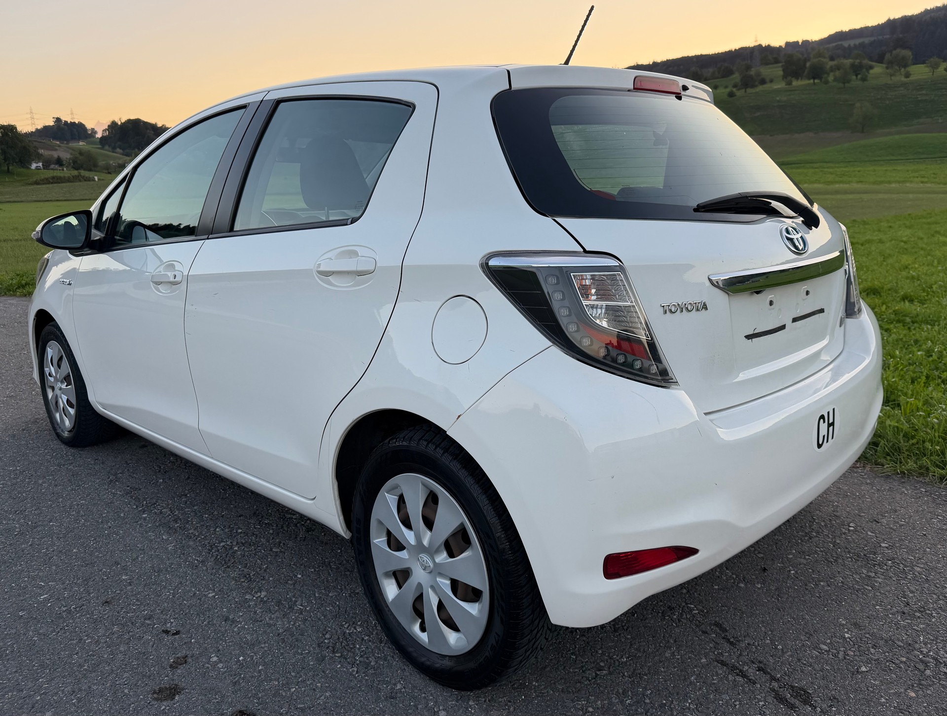 TOYOTA Yaris 1.5 VVT-i Hybrid Luna CVT-image-3