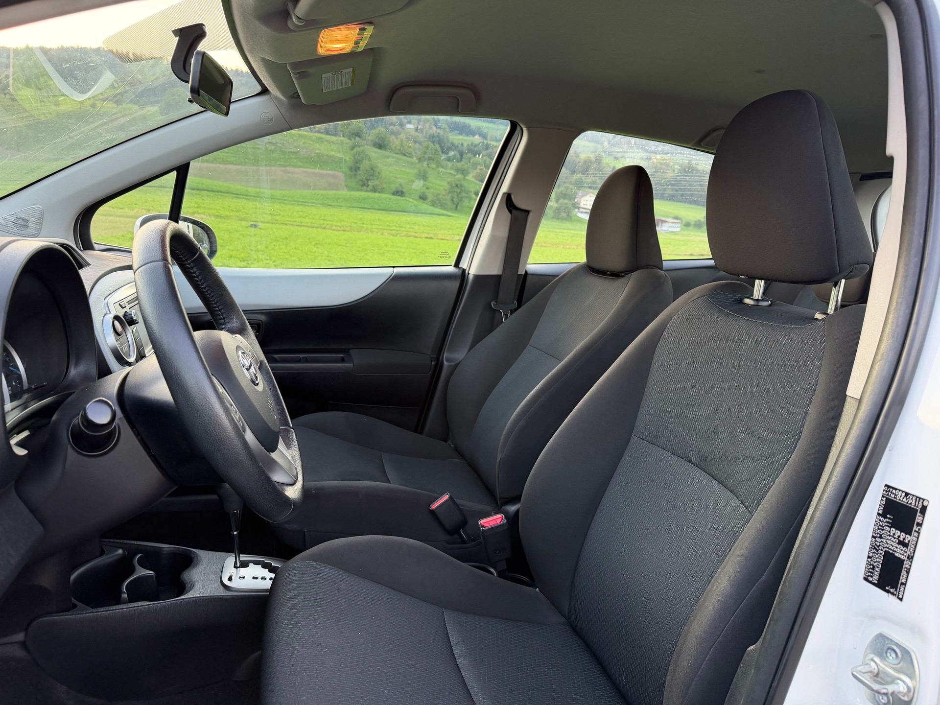 TOYOTA Yaris 1.5 VVT-i Hybrid Luna CVT-image-9