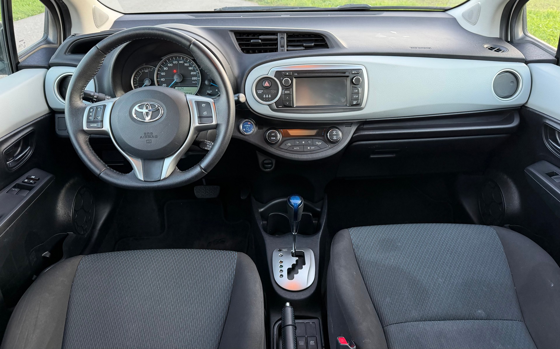 TOYOTA Yaris 1.5 VVT-i Hybrid Luna CVT-image-12