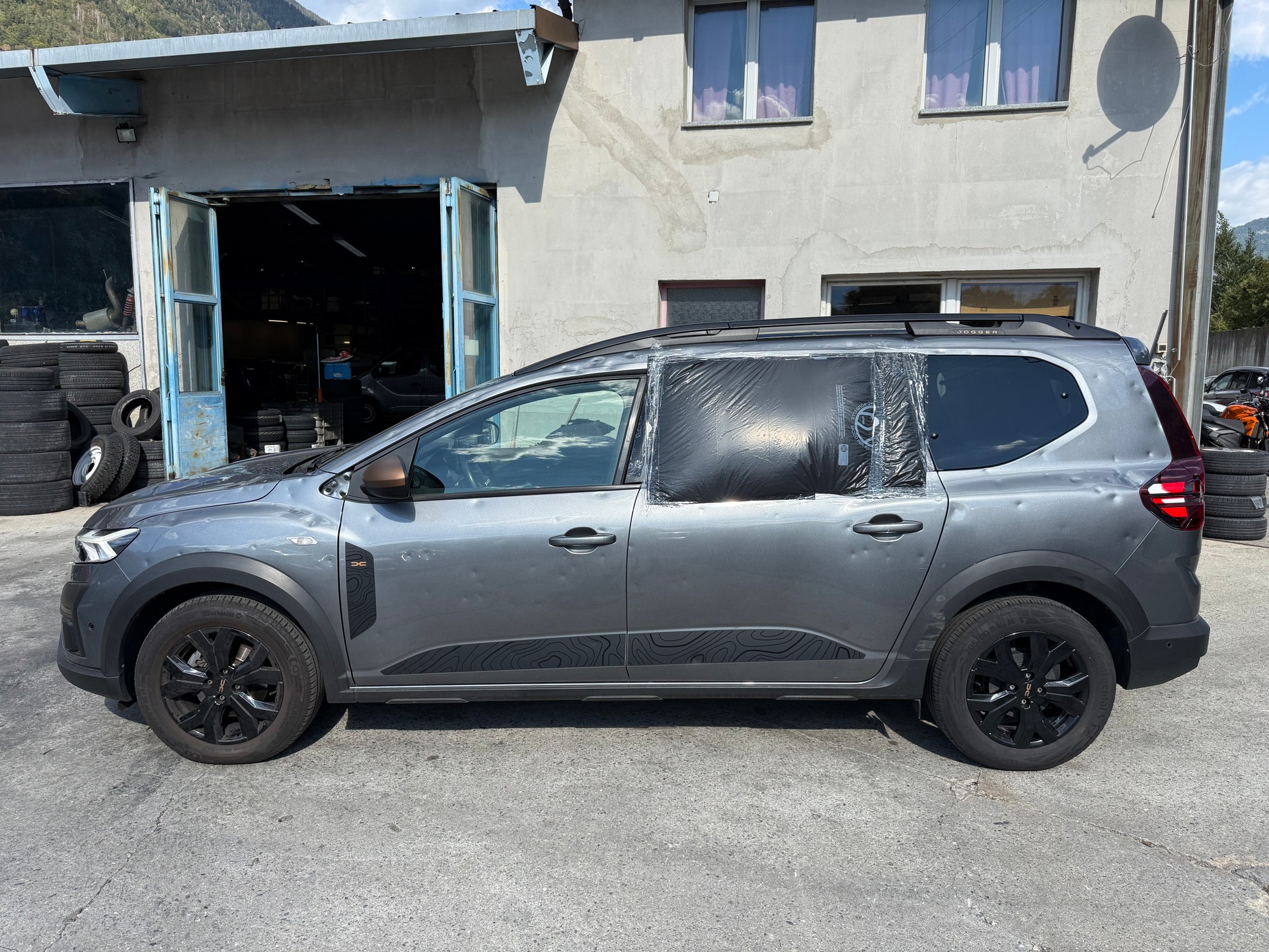 DACIA Jogger HEV 140 Extreme-image-0