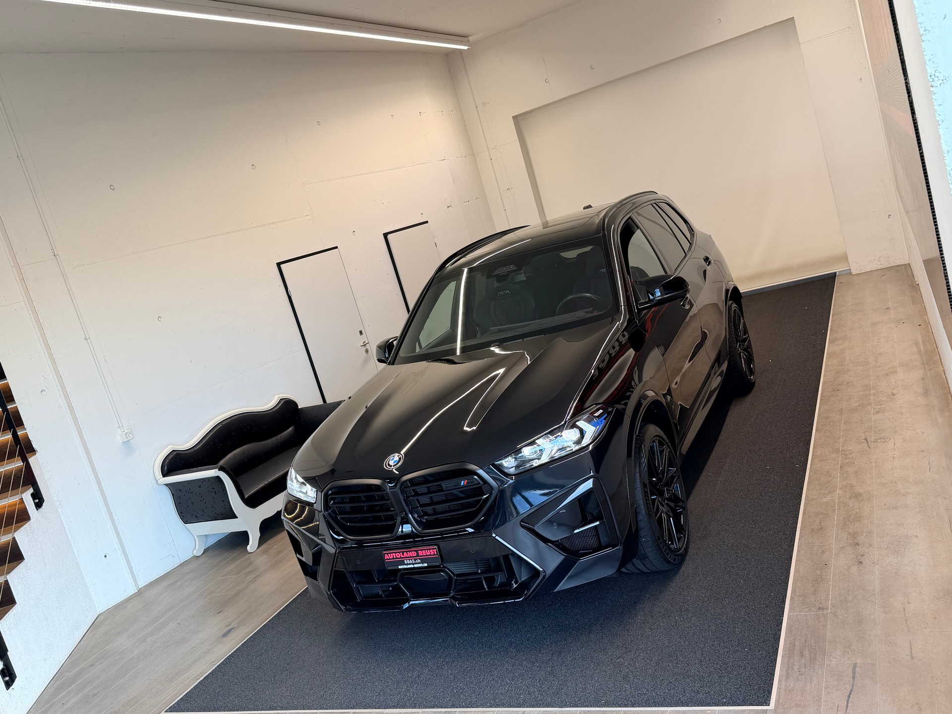 BMW X5M Competition-showroom-element-3