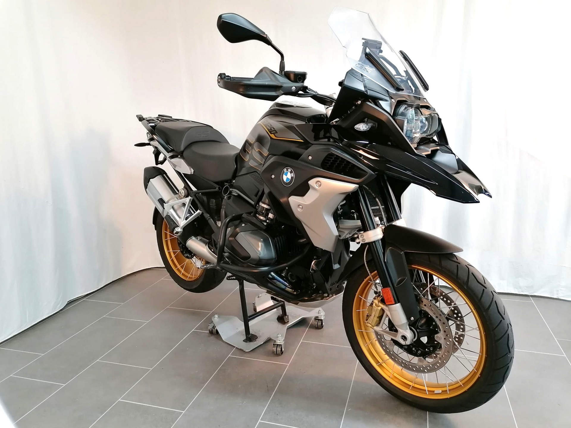 BMW R 1250 GS Exclusive-showroom-element-2