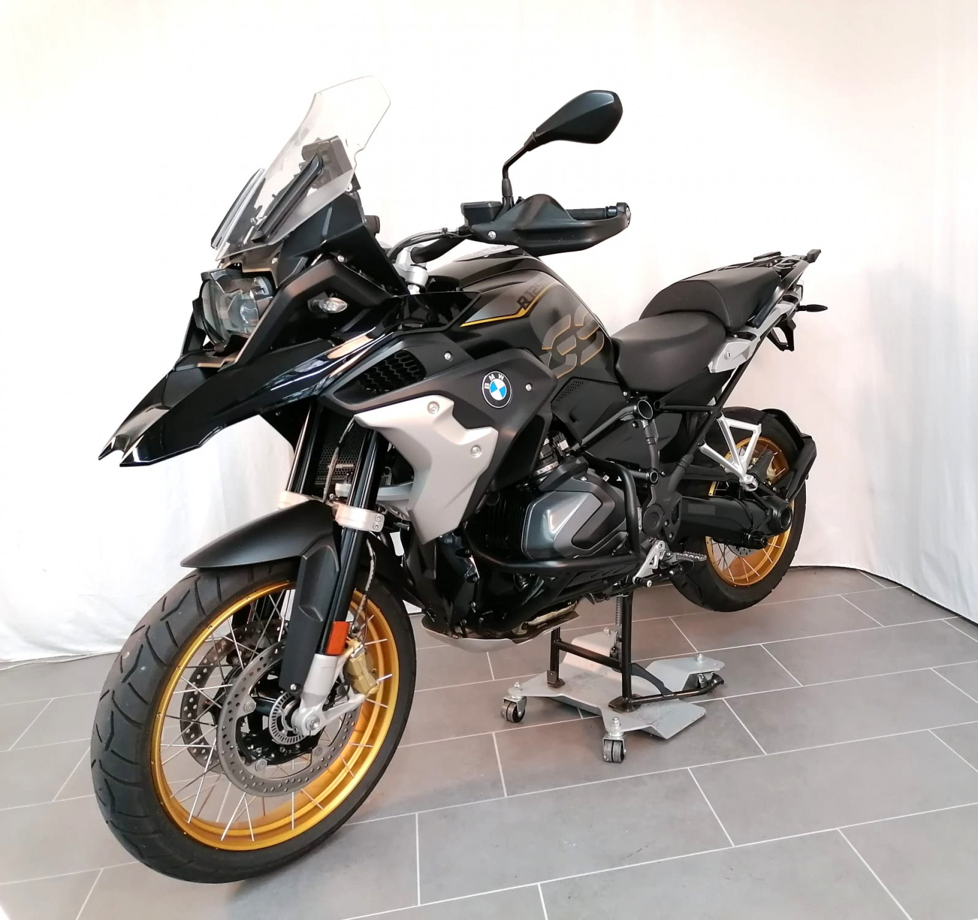 BMW R 1250 GS Exclusive-showroom-element-1