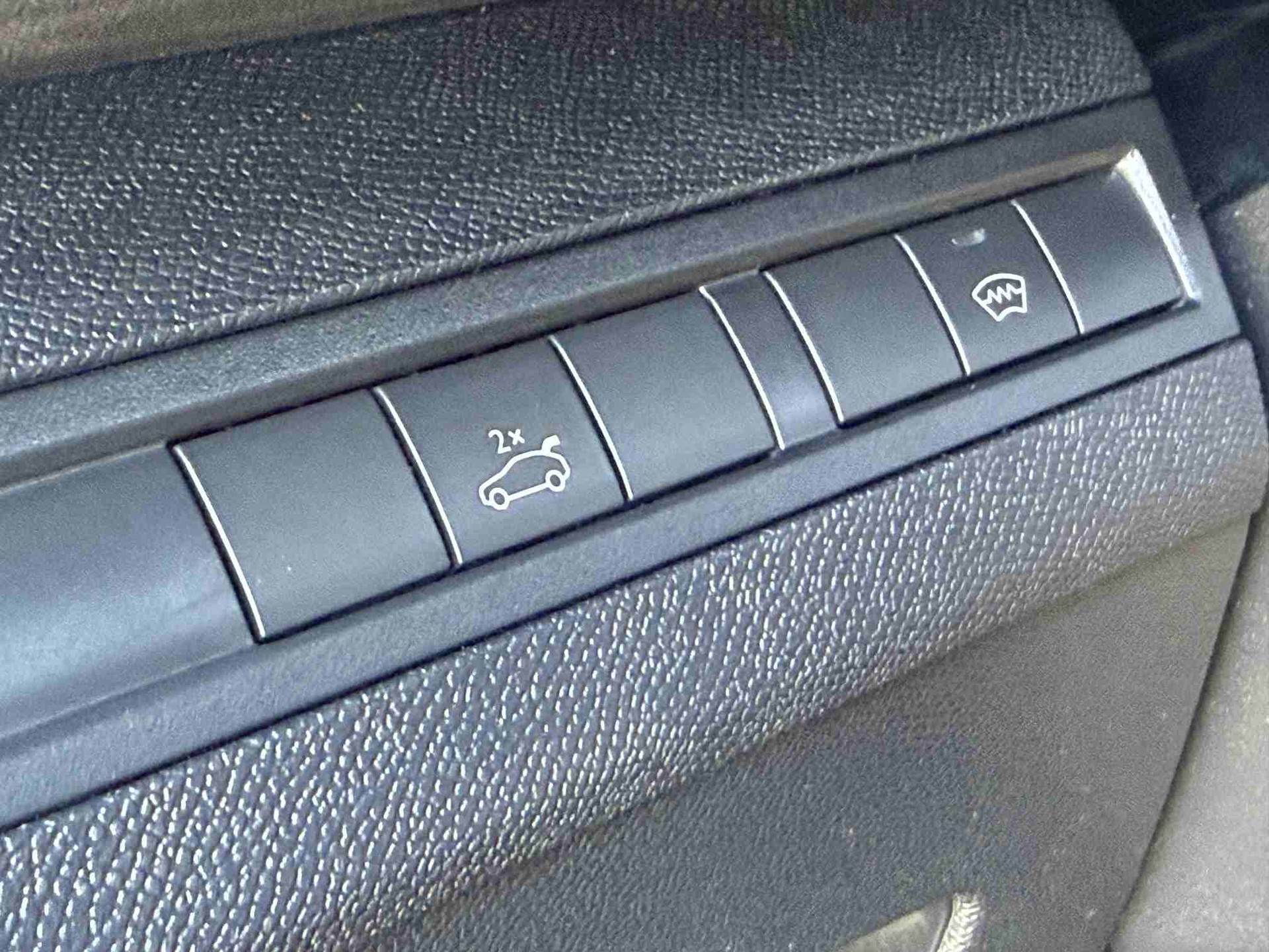 PEUGEOT 3008 1.6 THP GT Line-image-14