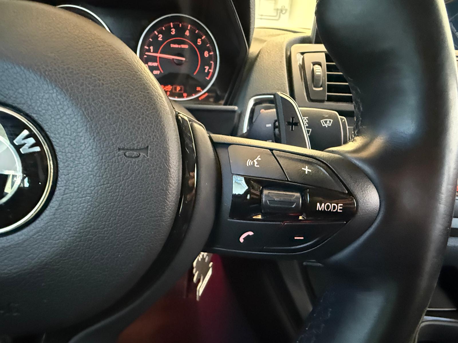 BMW M135i xDrive Steptronic-image-18