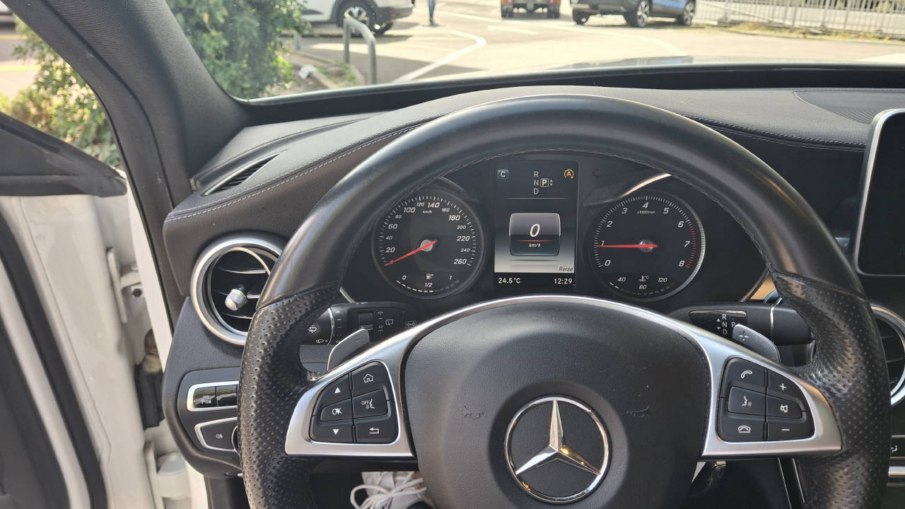 MERCEDES-BENZ C 400 AMG Line 4matic Kombi-image-11
