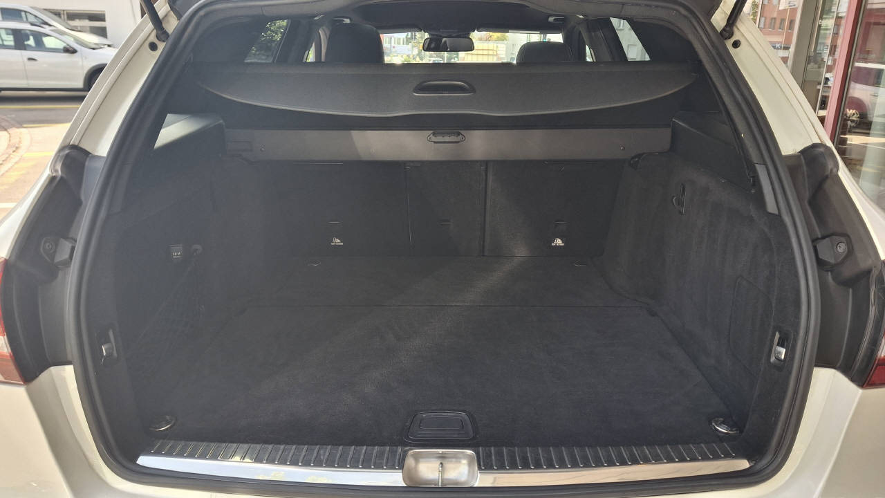 MERCEDES-BENZ C 400 AMG Line 4matic Kombi-image-7