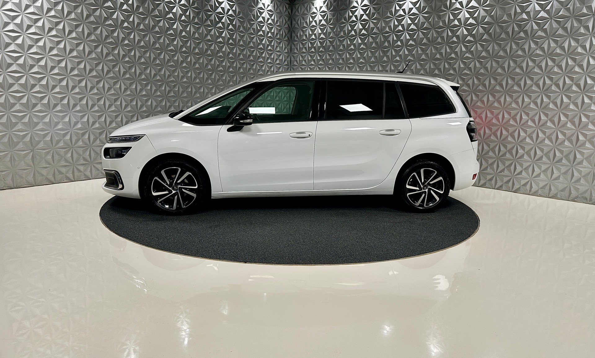 CITROEN Grand C4 Spacetourer **7-PLÄTZER** 1.5 BlueHDi Shine EAT8-image-7