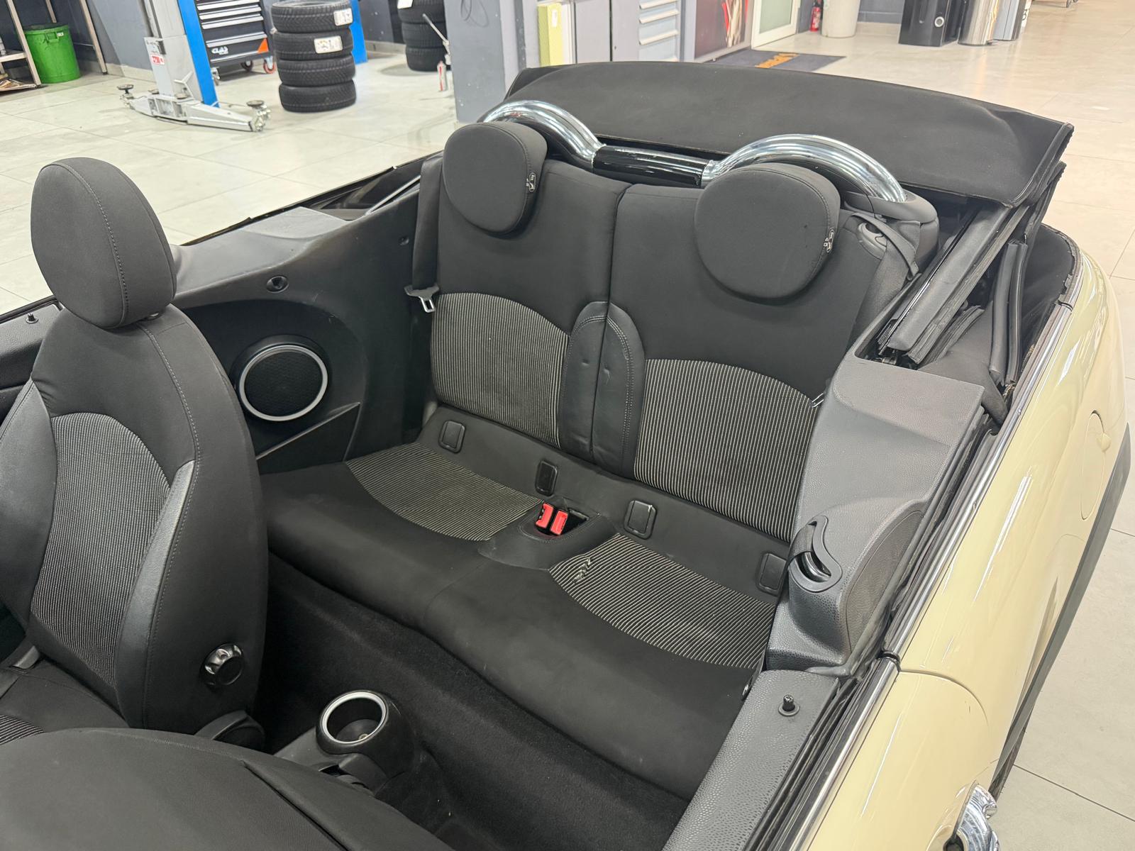 MINI One Cabriolet-image-10