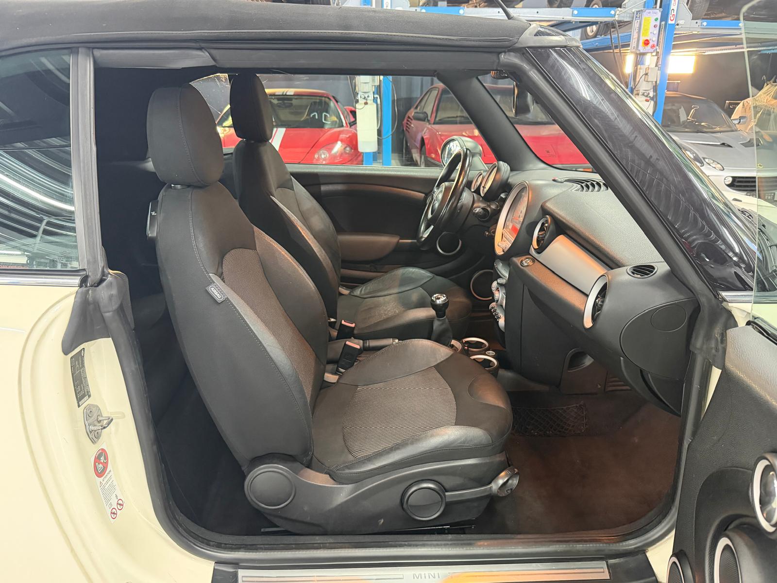 MINI One Cabriolet-image-9