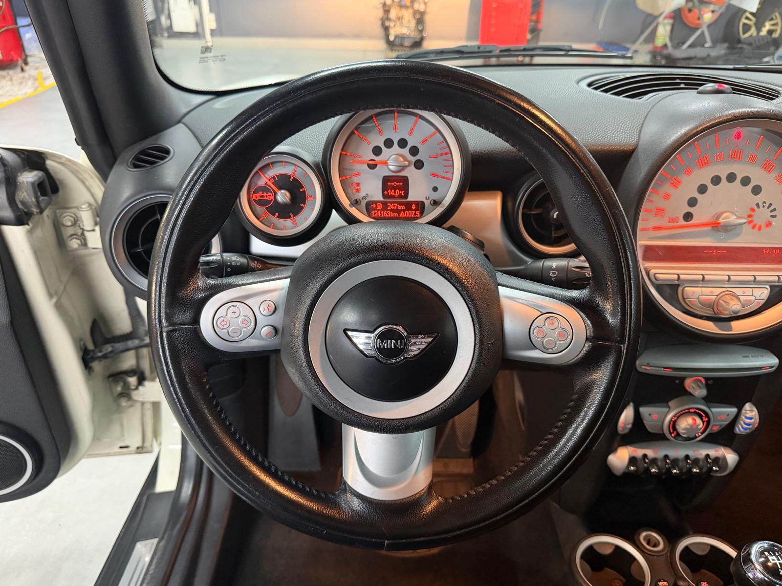 MINI One Cabriolet-image-12