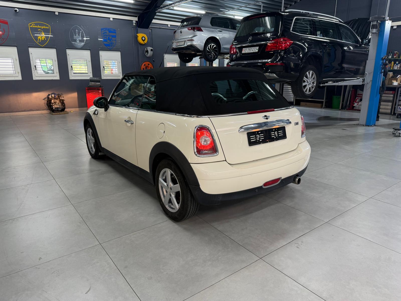 MINI One Cabriolet-image-6
