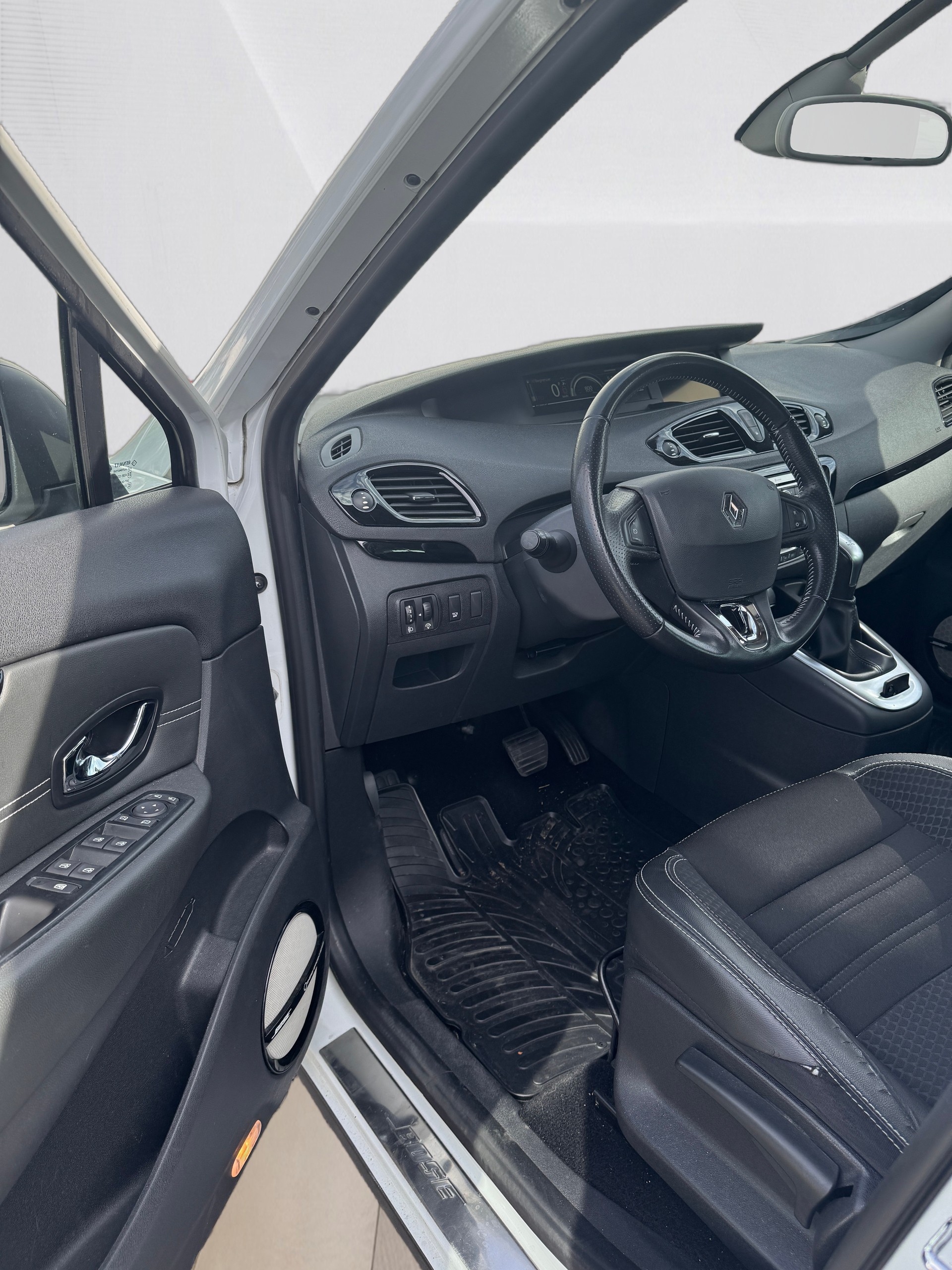 RENAULT Scénic 1.5 dCi Bose EDC-image-9