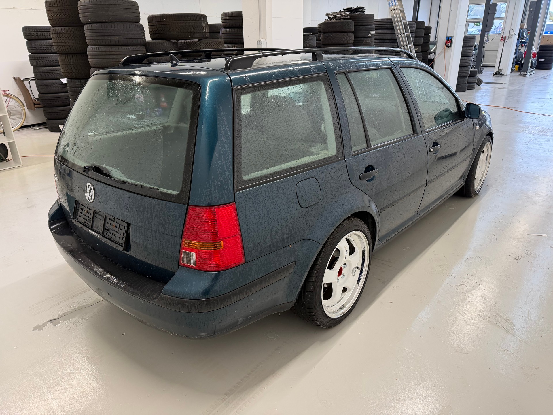 VW Golf Variant 1.6 Comfortline Automatic-image-4