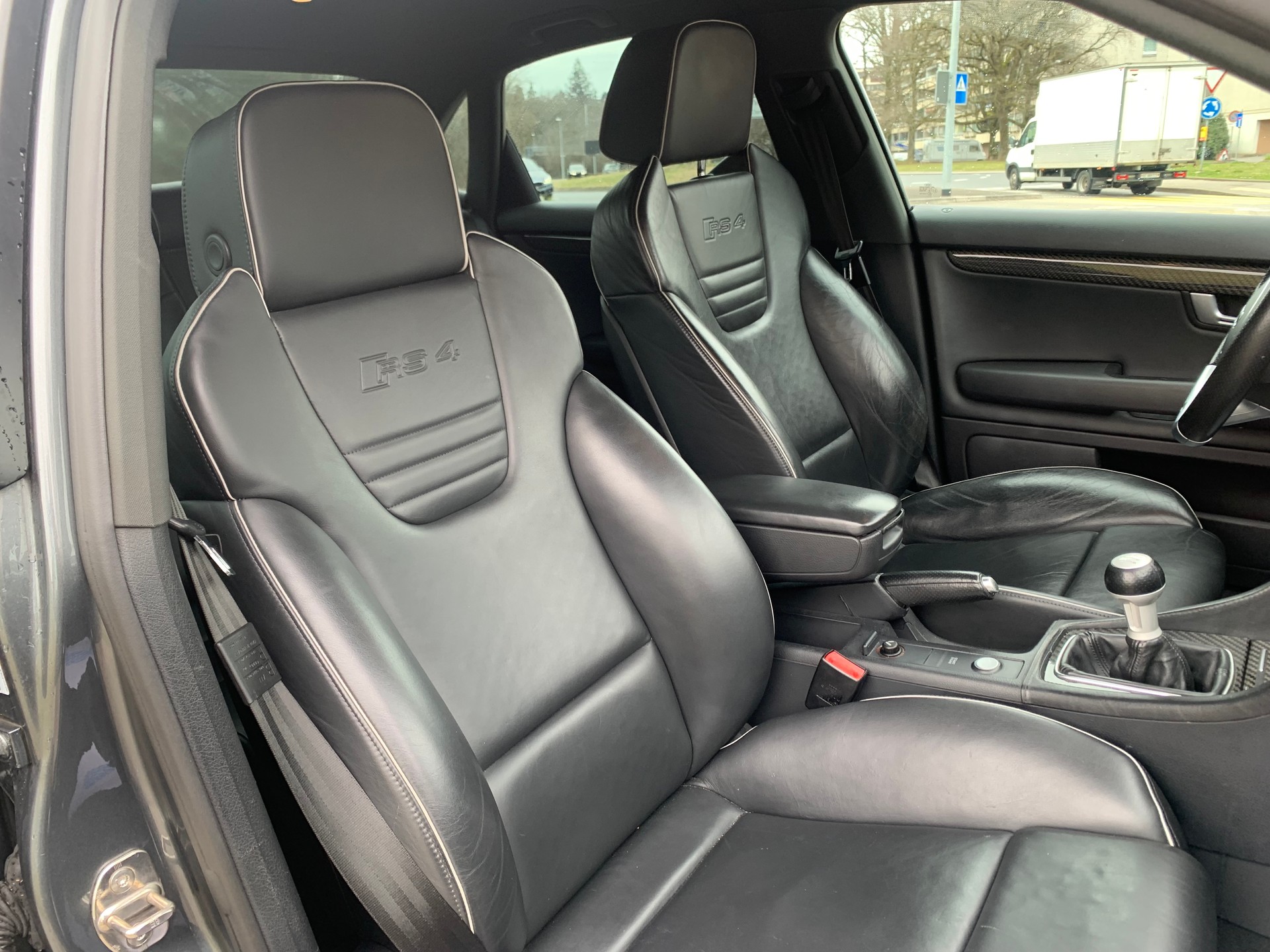 AUDI RS4 4.2 V8 quattro-image-8