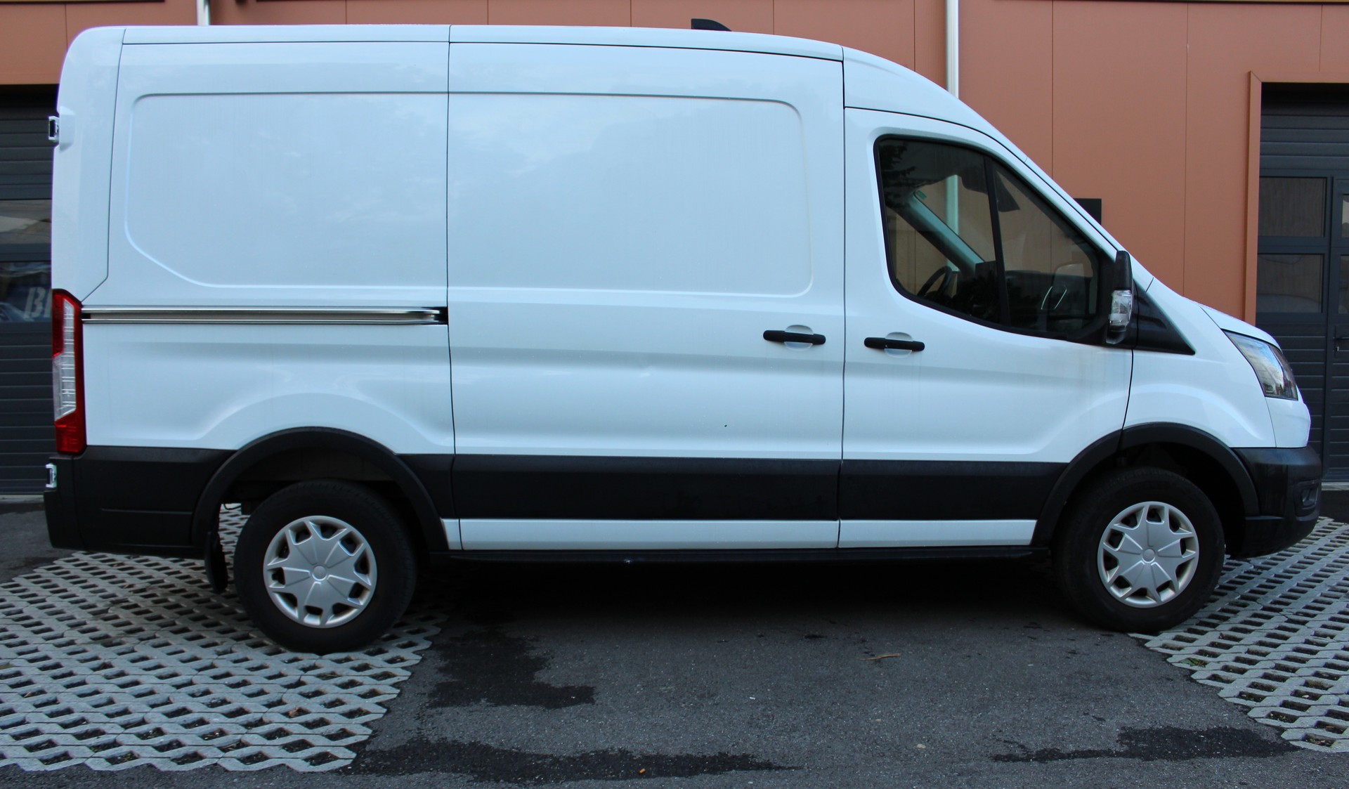 FORD Ford E-Transit Van 350 L2 Trend RWD 68kWh - "Garantie 7 ans / 150'000 km * Pack Led * Rabais Taxe Automobiles"-showroom-element-3