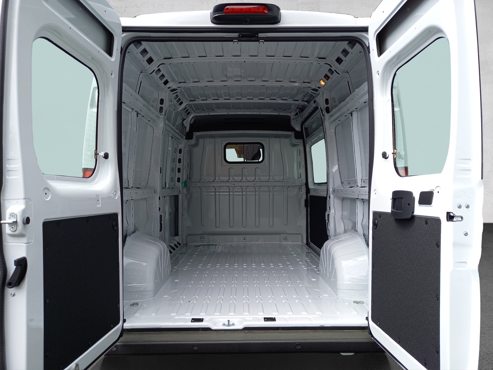 PEUGEOT Boxer Kaw. 335 L2H2 2.2 BlueHDi 140 S/S-image-13