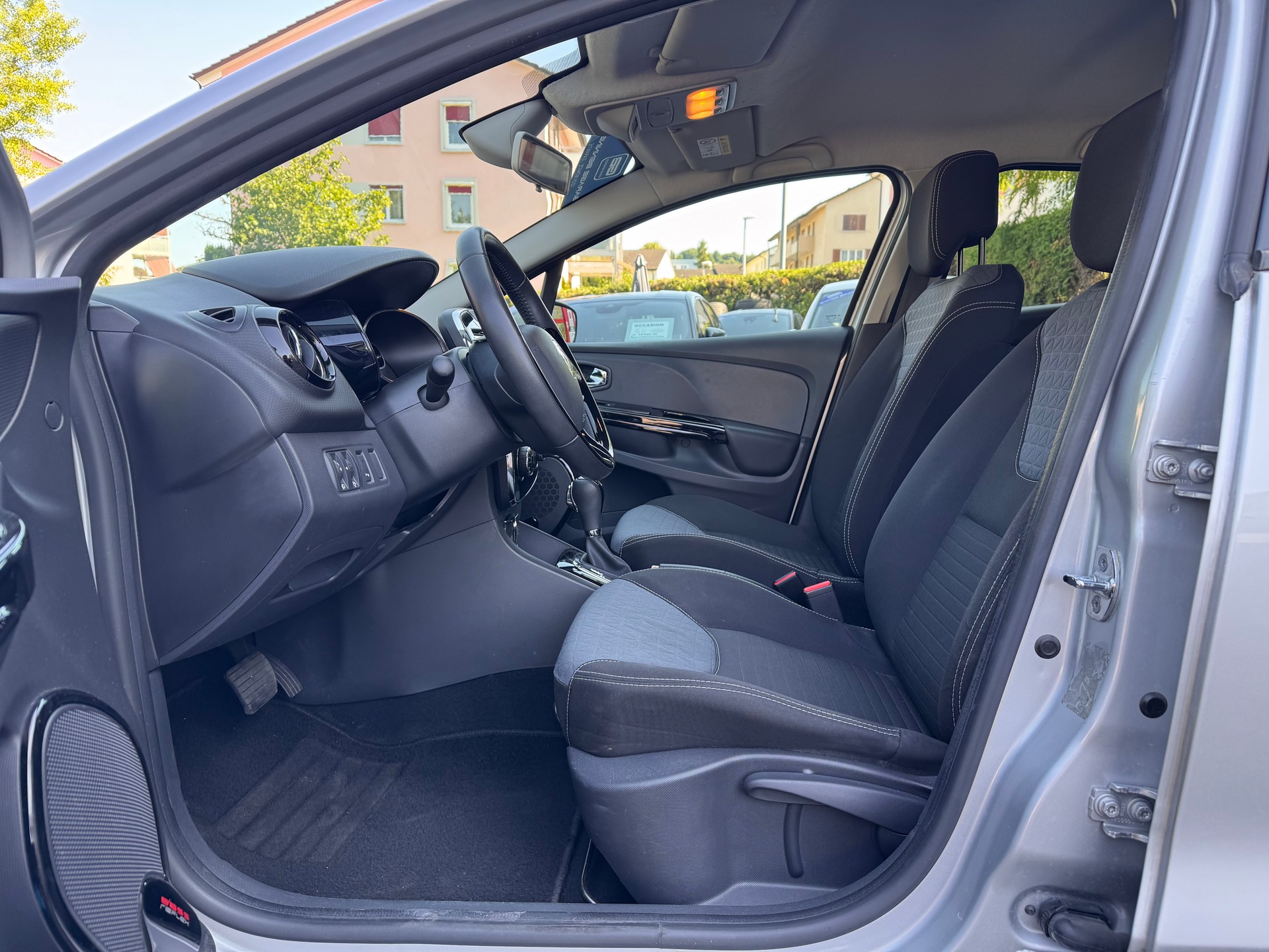 RENAULT Clio 1.2 16V T Swiss Edition EDC-image-8