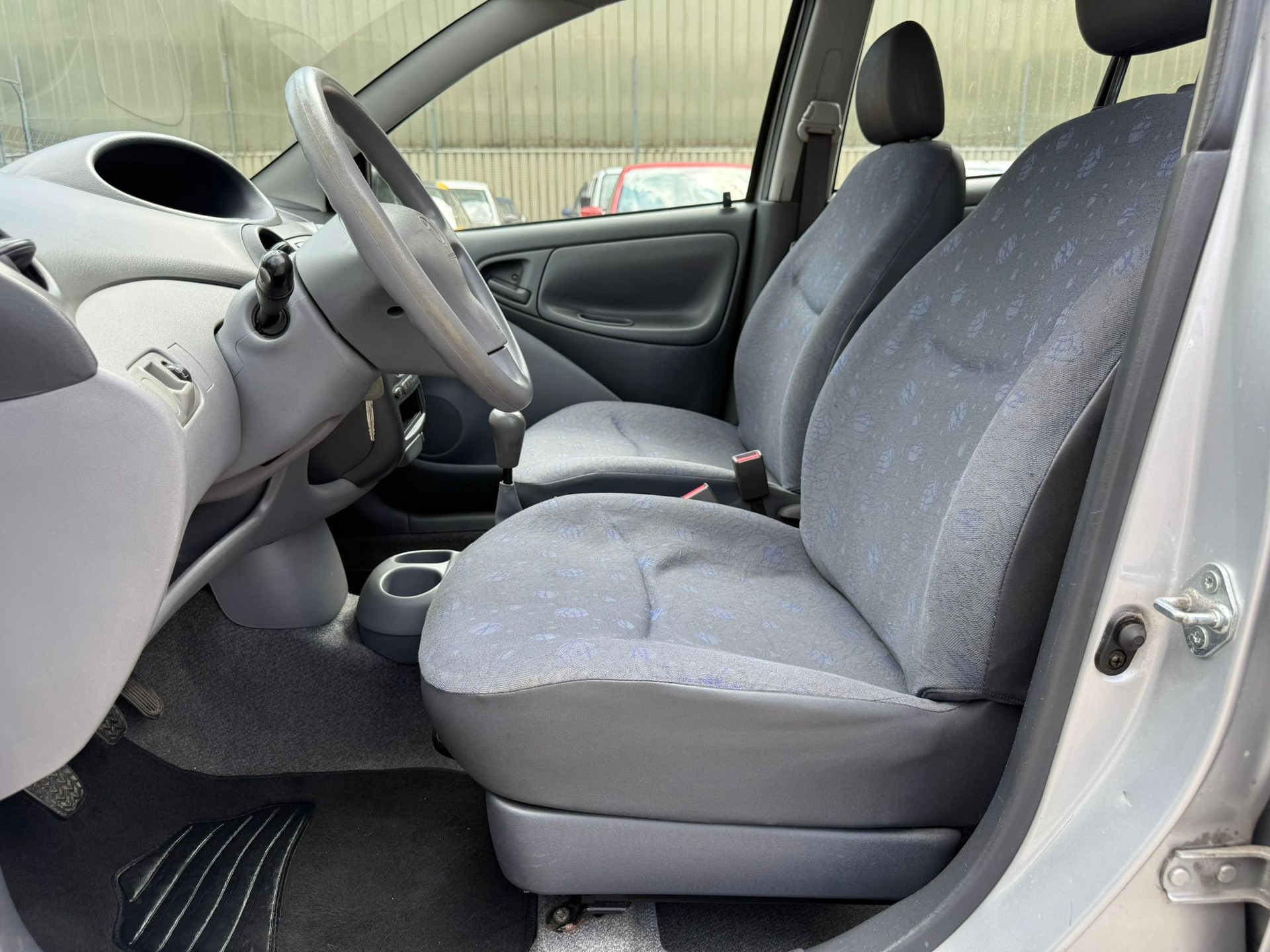TOYOTA Yaris 1.0 Linea Terra-image-8