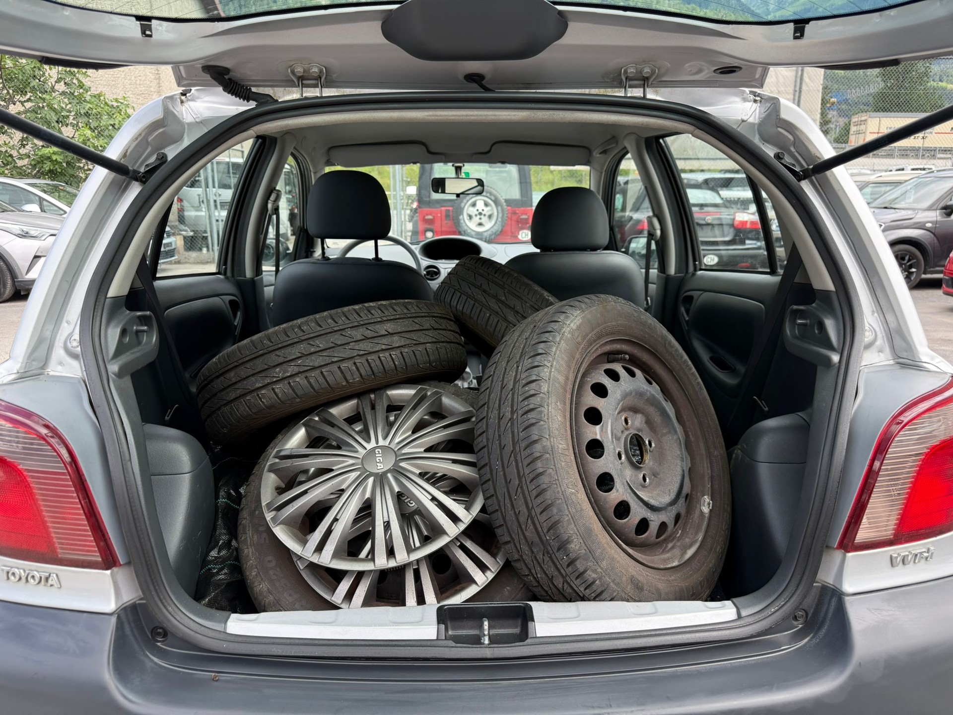 TOYOTA Yaris 1.0 Linea Terra-image-5