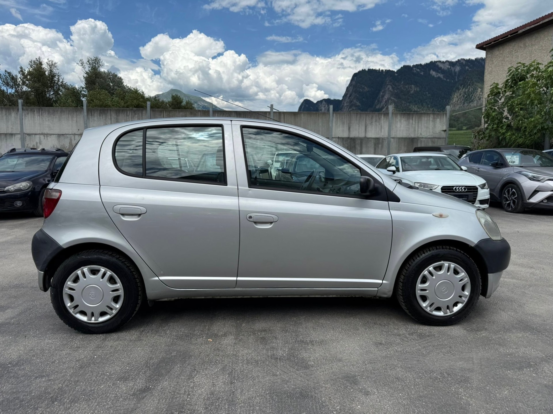 TOYOTA Yaris 1.0 Linea Terra-image-2