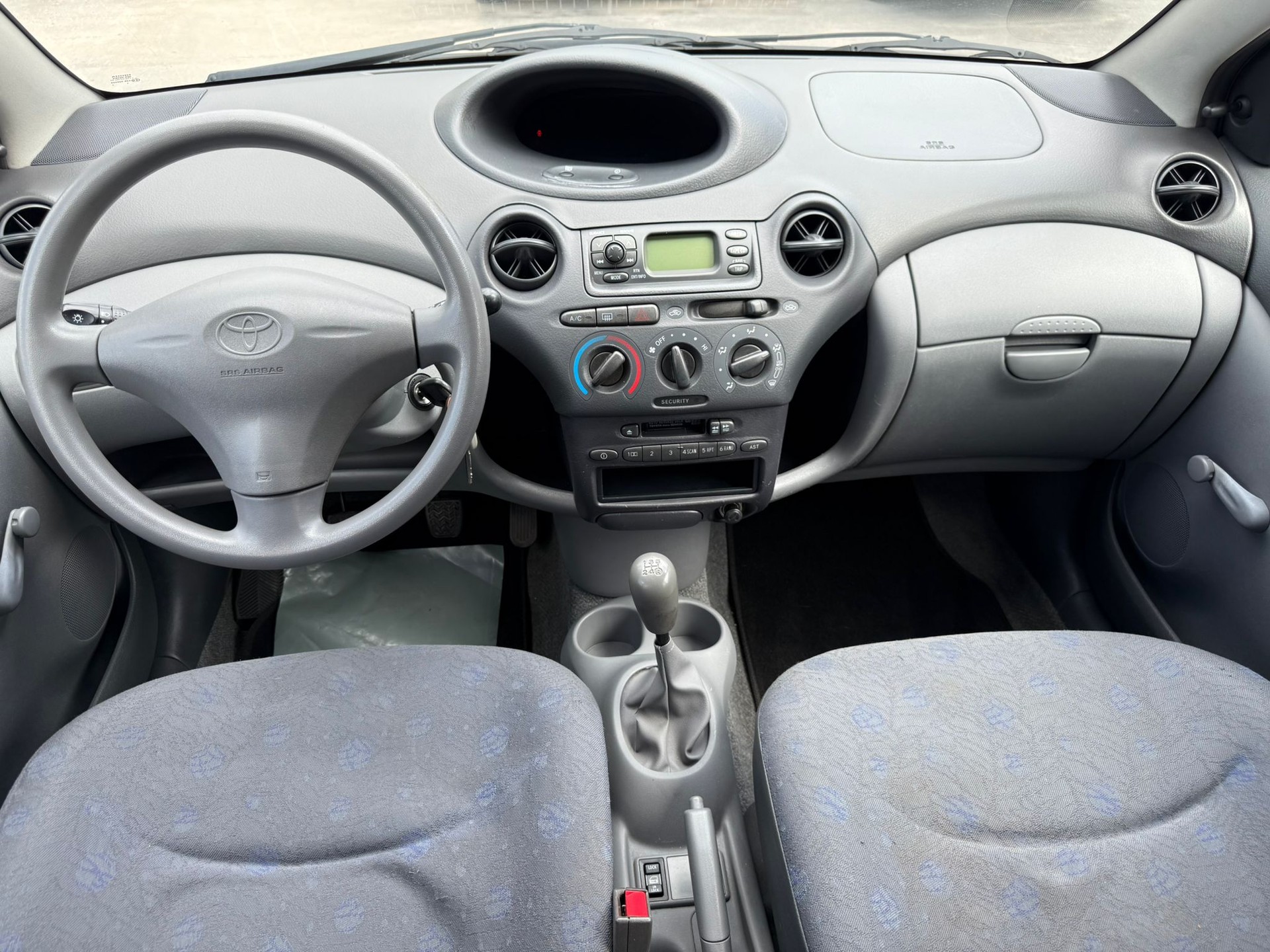 TOYOTA Yaris 1.0 Linea Terra-image-9