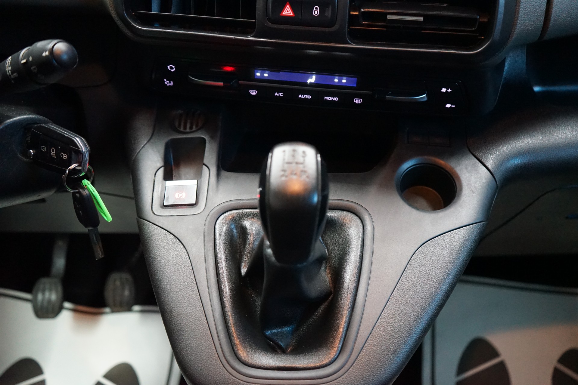 PEUGEOT Rifter 1.5 BlueHDi Allure-image-16