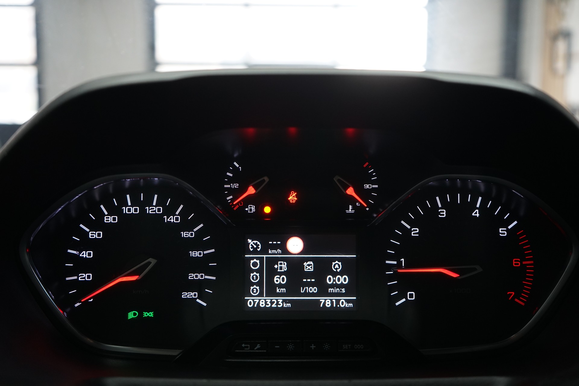 PEUGEOT Rifter 1.5 BlueHDi Allure-image-11