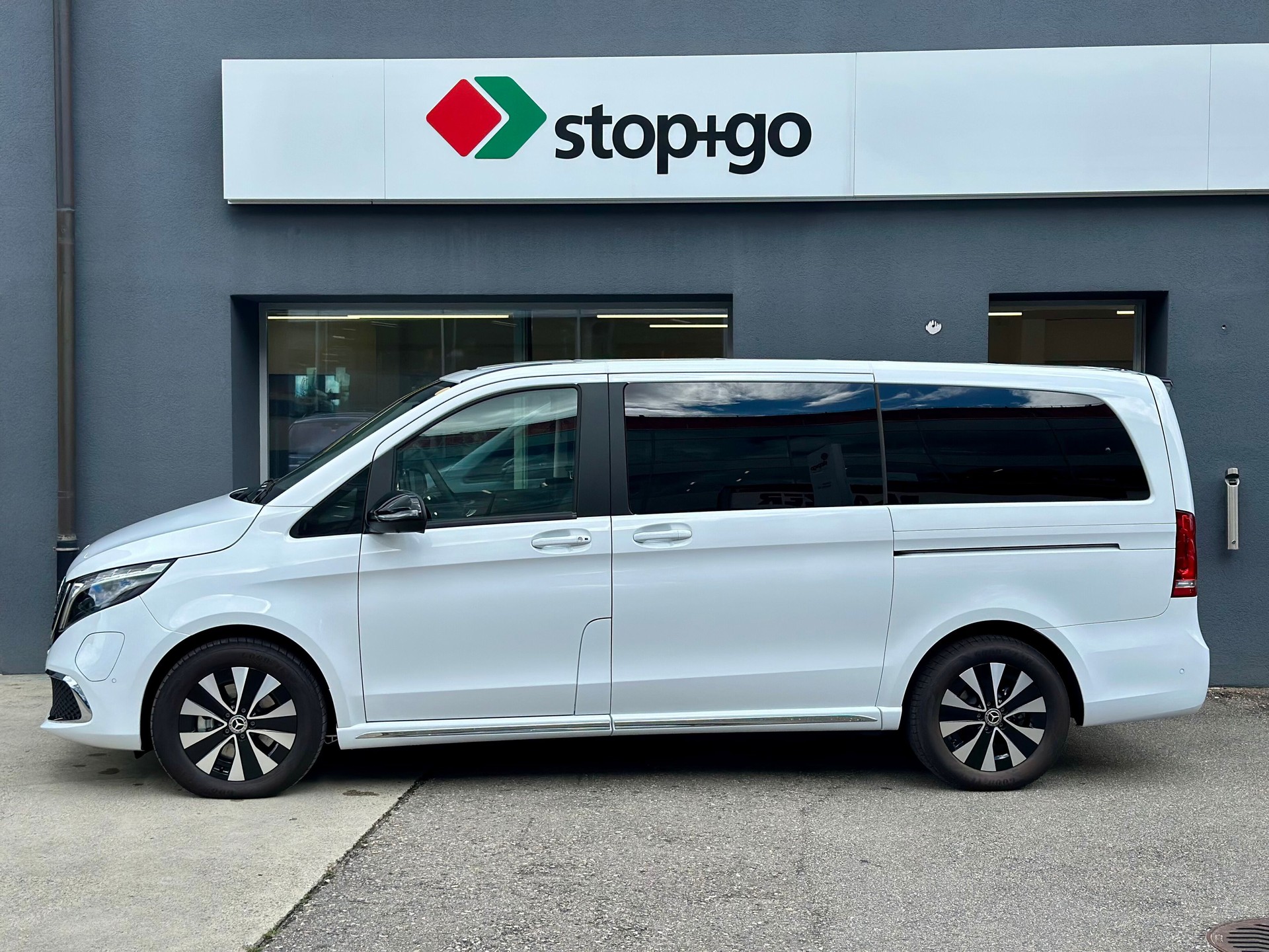 MERCEDES-BENZ EQV 300 lang-image-2