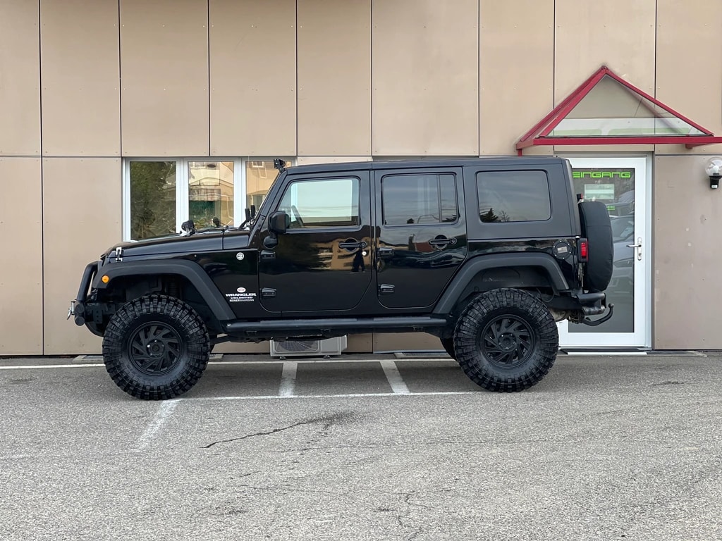 JEEP Wrangler 3.8 Unlimited Sahara Automatic-image-8